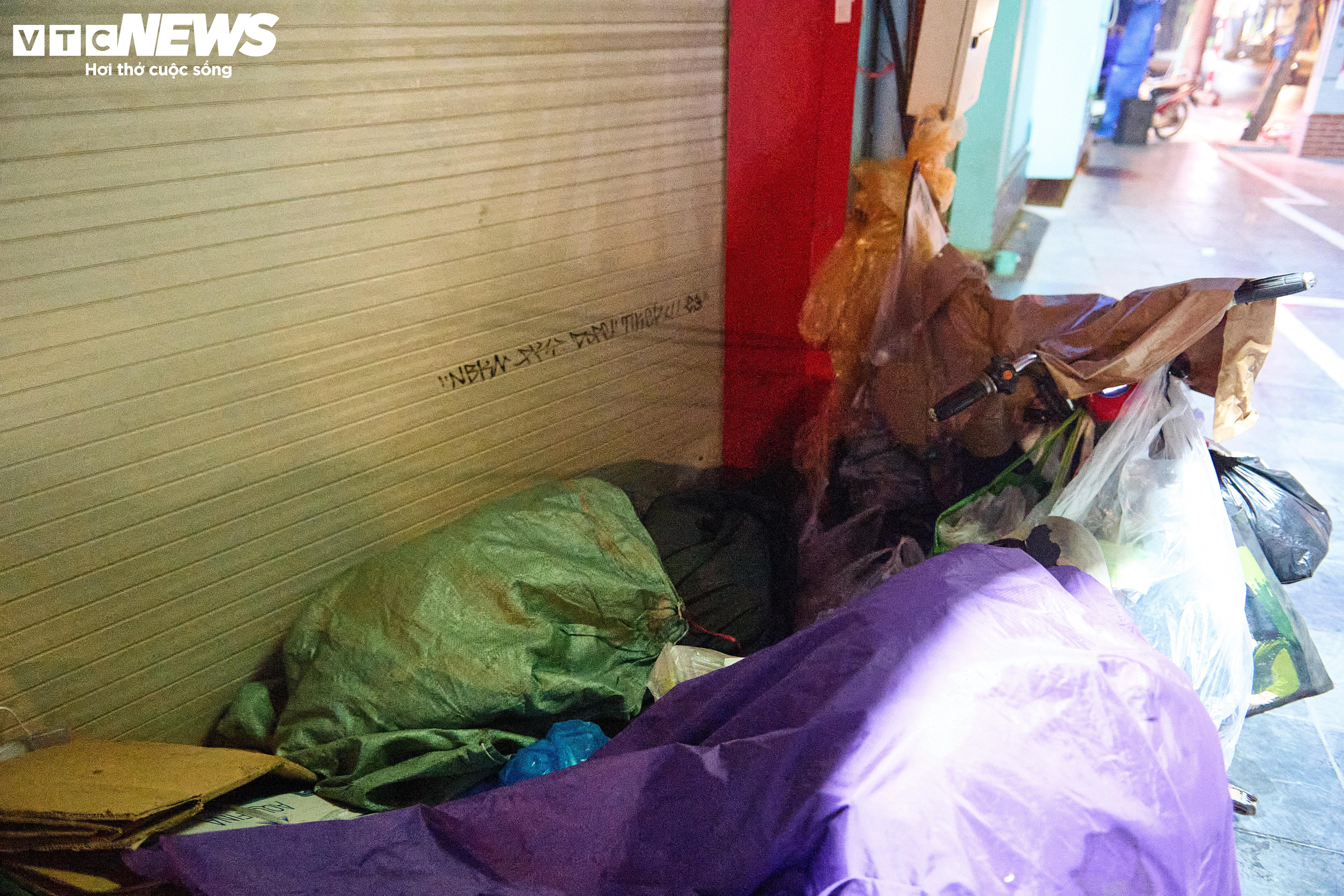 Người vô gia cư co ro bên vỉa hè Hà Nội giữa trời đông lạnh thấu xương - 13