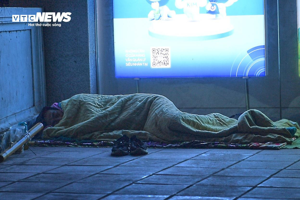 Người vô gia cư co ro bên vỉa hè Hà Nội giữa trời đông lạnh thấu xương - 12