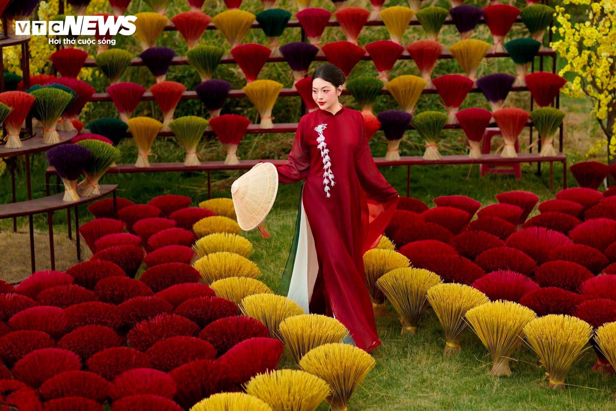 Sắc xuân rực rỡ qua những bộ ảnh áo dài của giới trẻ TP.HCM - 1