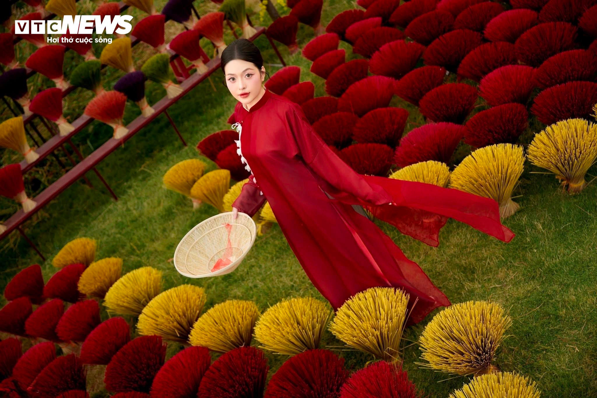 Sắc xuân rực rỡ qua những bộ ảnh áo dài của giới trẻ TP.HCM - 2