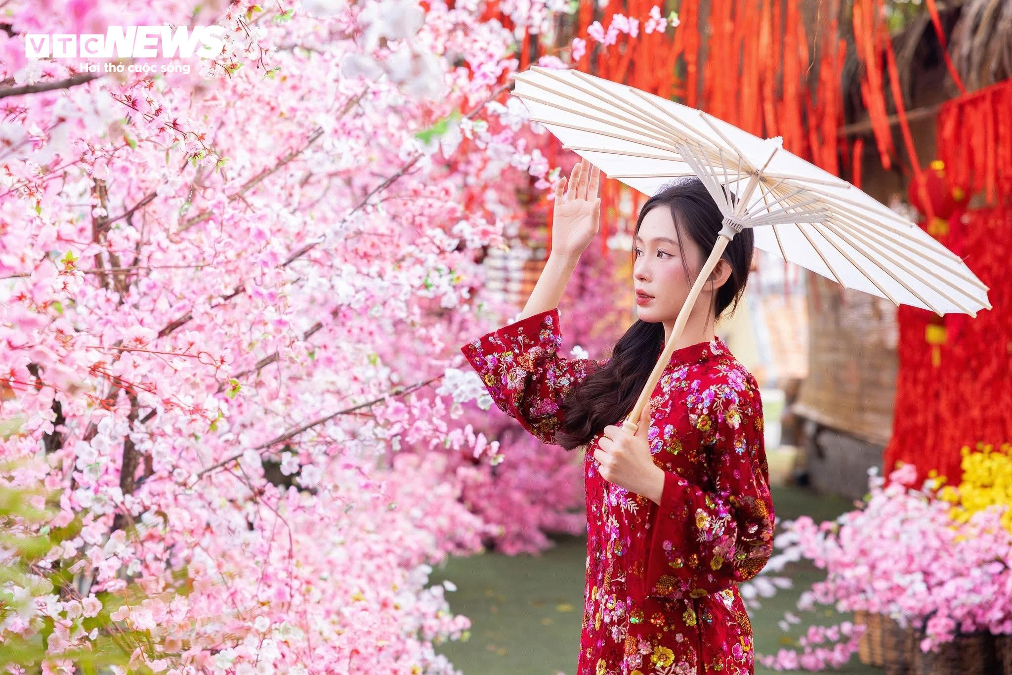 Sắc xuân rực rỡ qua những bộ ảnh áo dài của giới trẻ TP.HCM - 14