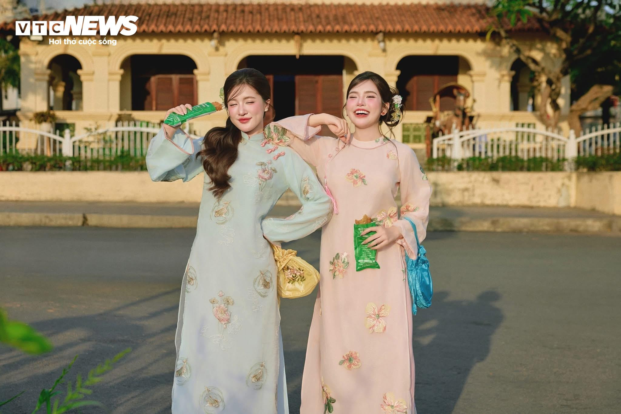 Sắc xuân rực rỡ qua những bộ ảnh áo dài của giới trẻ TP.HCM - 16