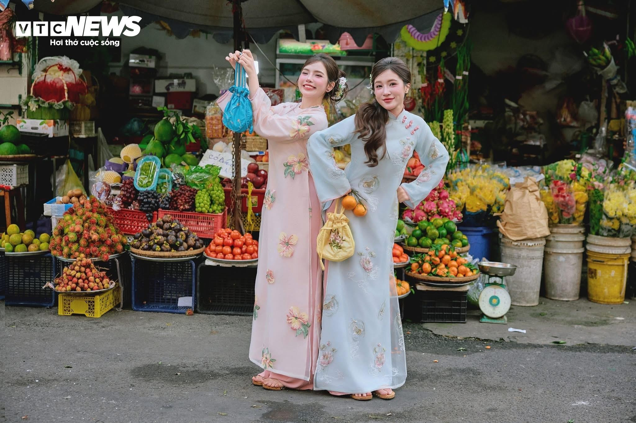 Sắc xuân rực rỡ qua những bộ ảnh áo dài của giới trẻ TP.HCM - 21