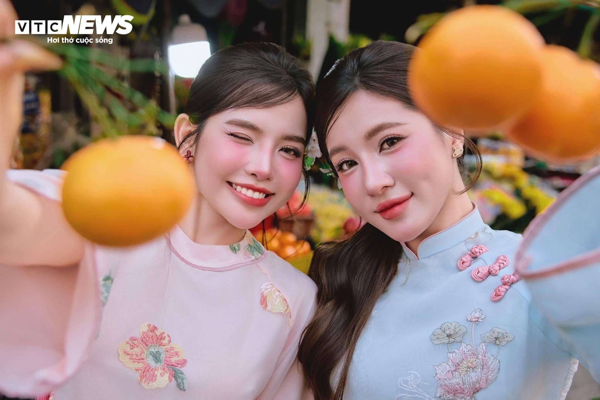 Sắc xuân rực rỡ qua những bộ ảnh áo dài của giới trẻ TP.HCM - 19