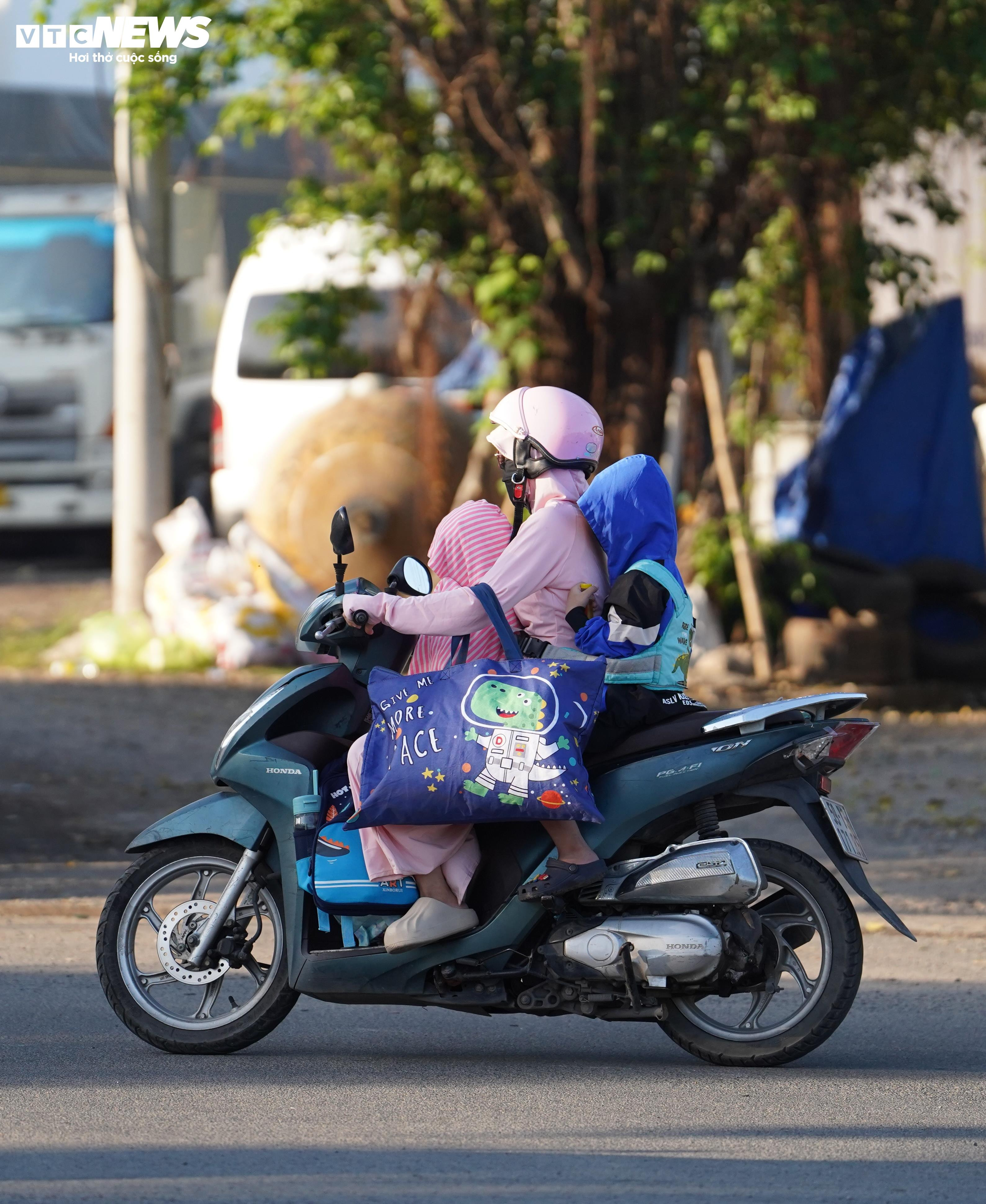 TP.HCM lạnh 17°C hiếm gặp, người dân co ro trên đường đi làm - 11