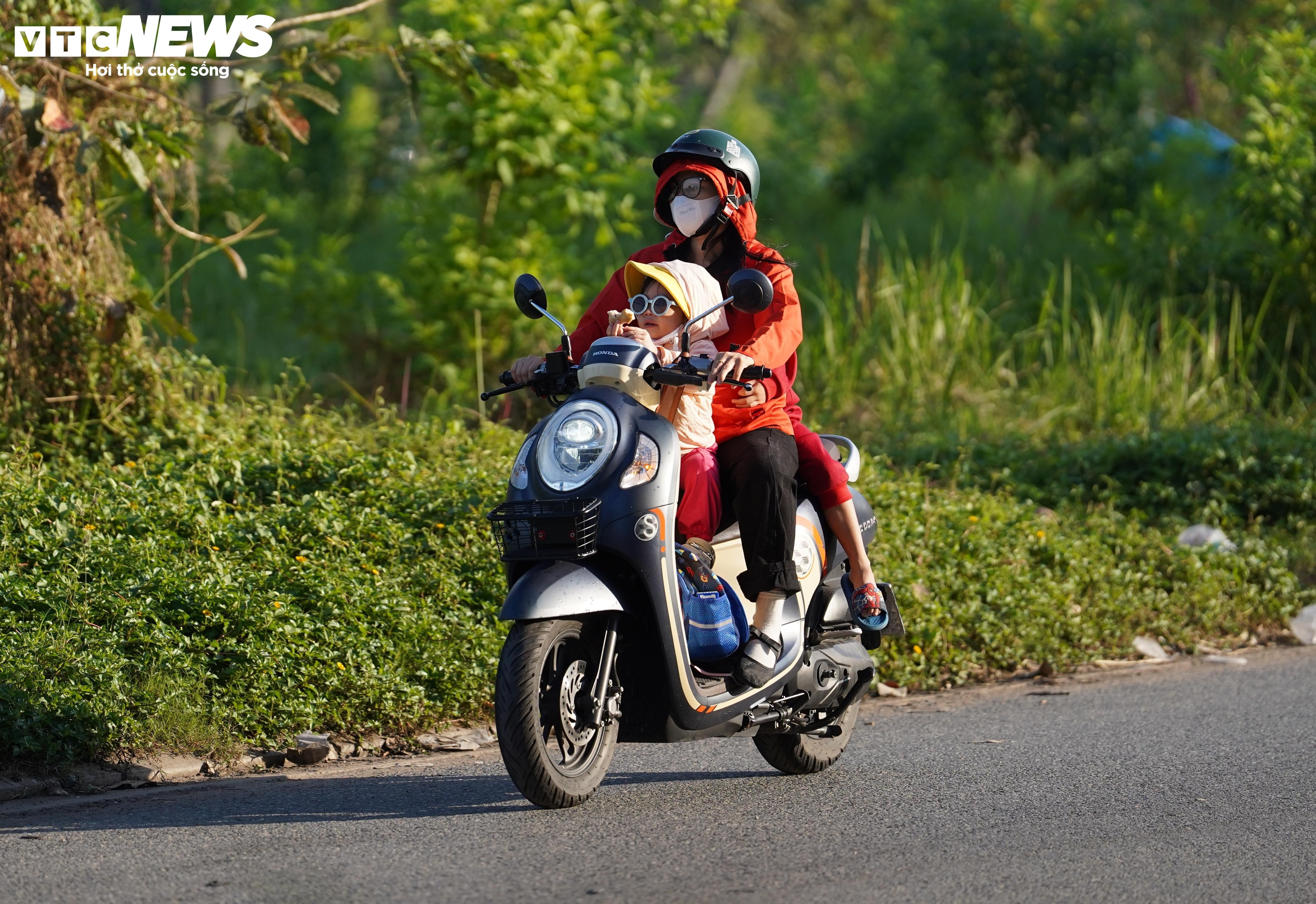 TP.HCM lạnh 17°C hiếm gặp, người dân co ro trên đường đi làm - 14