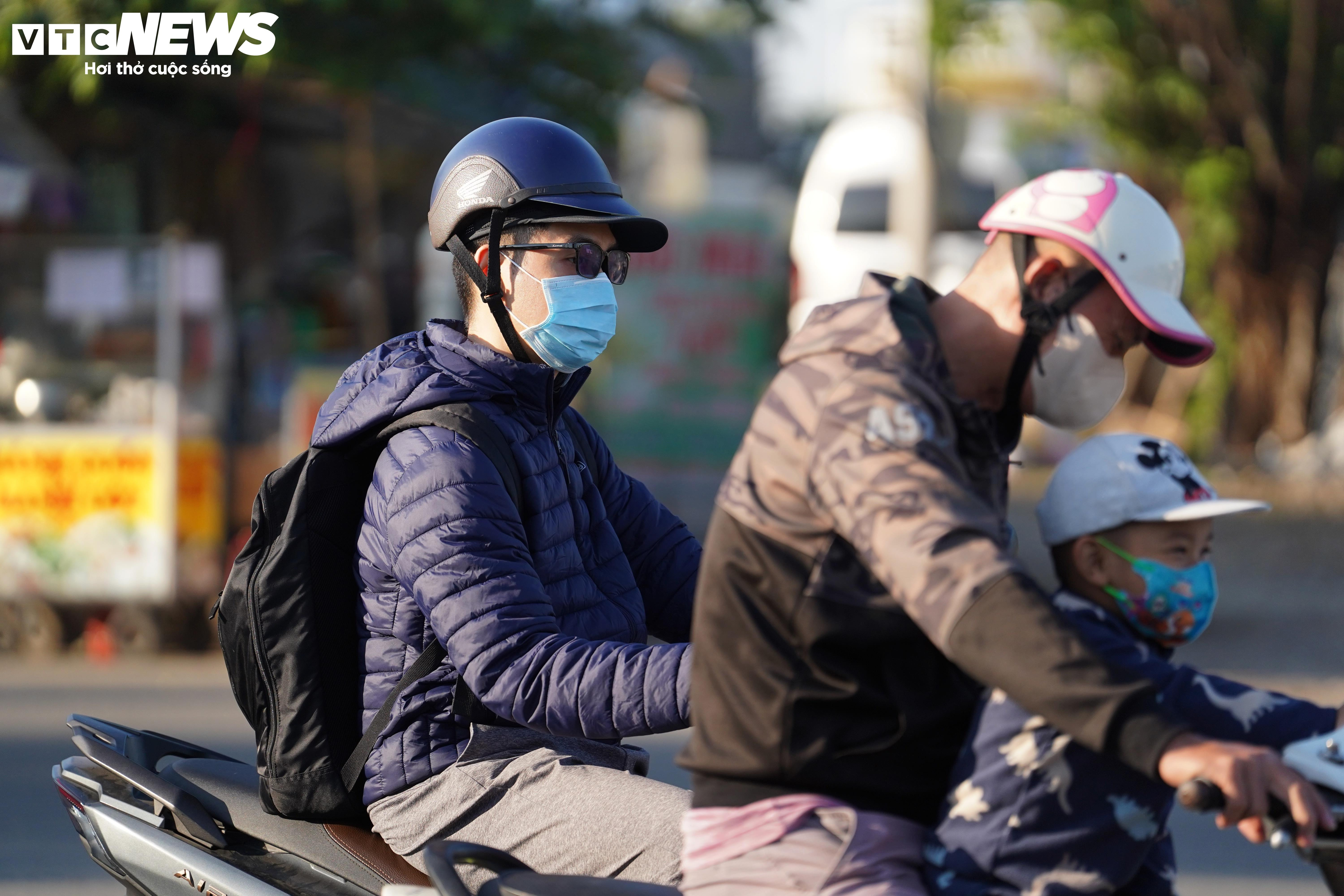 TP.HCM lạnh 17°C hiếm gặp, người dân co ro trên đường đi làm - 2