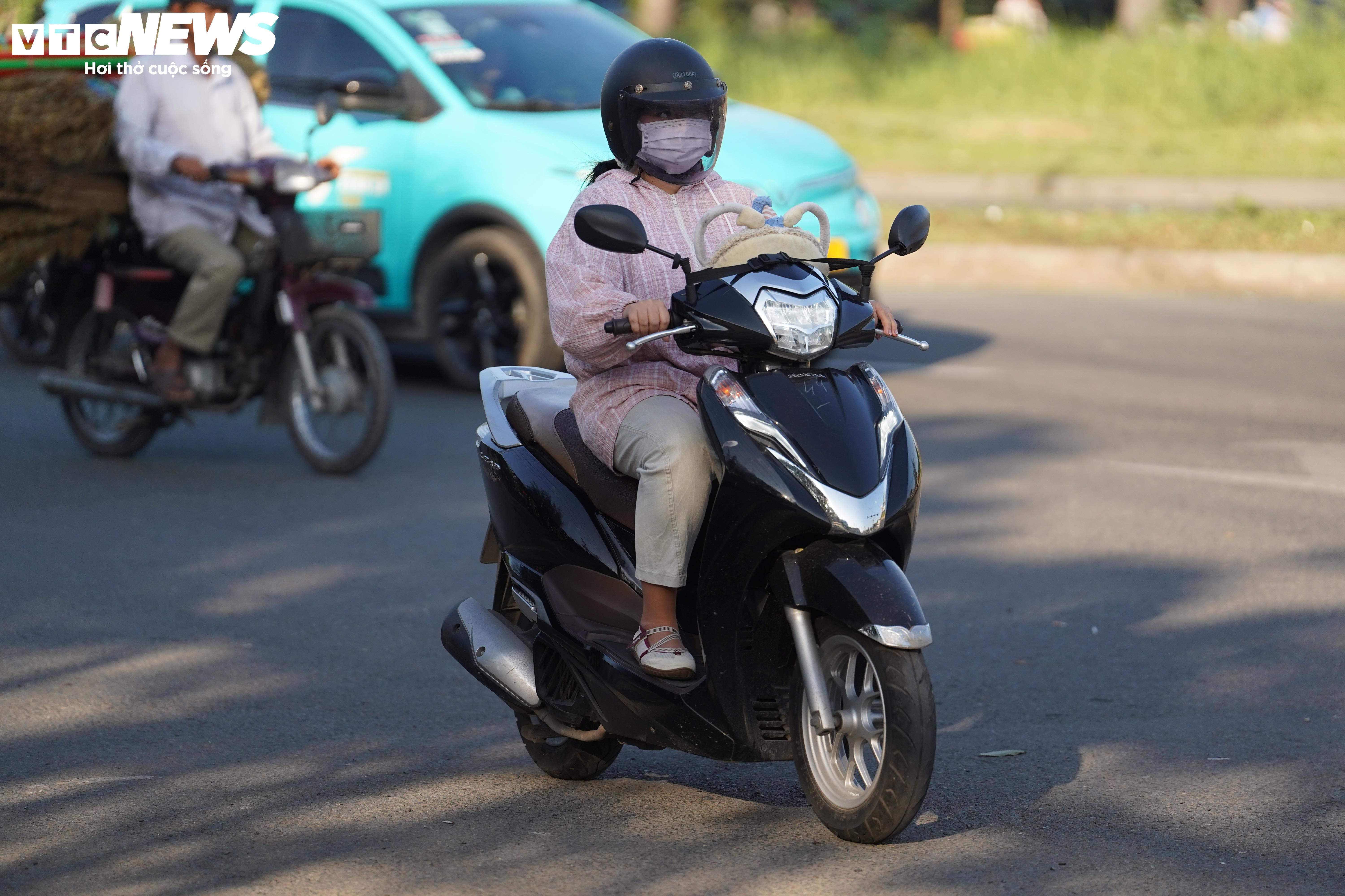 TP.HCM lạnh 17°C hiếm gặp, người dân co ro trên đường đi làm - 15