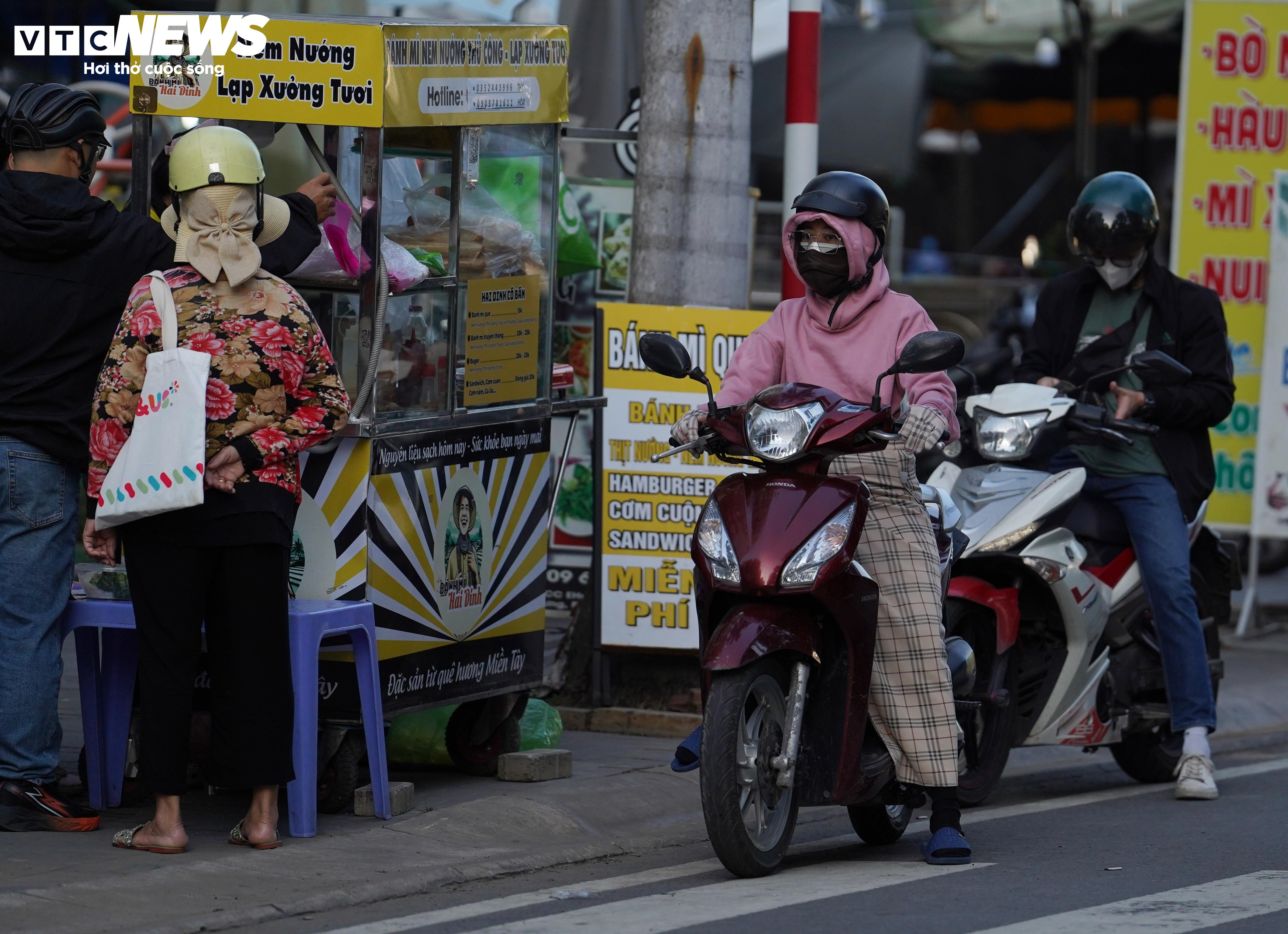 TP.HCM lạnh 17°C hiếm gặp, người dân co ro trên đường đi làm - 8
