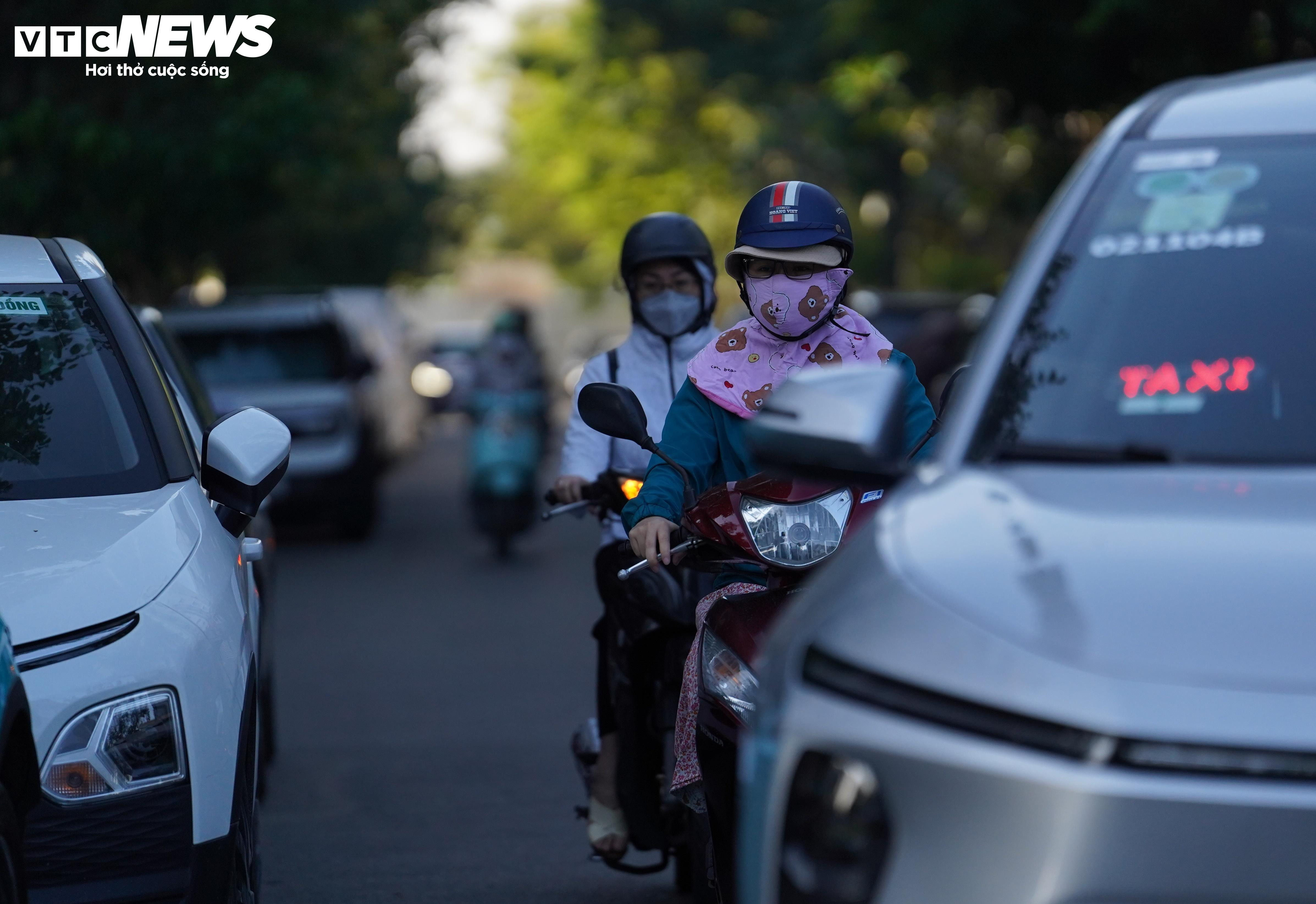 TP.HCM lạnh 17°C hiếm gặp, người dân co ro trên đường đi làm - 9