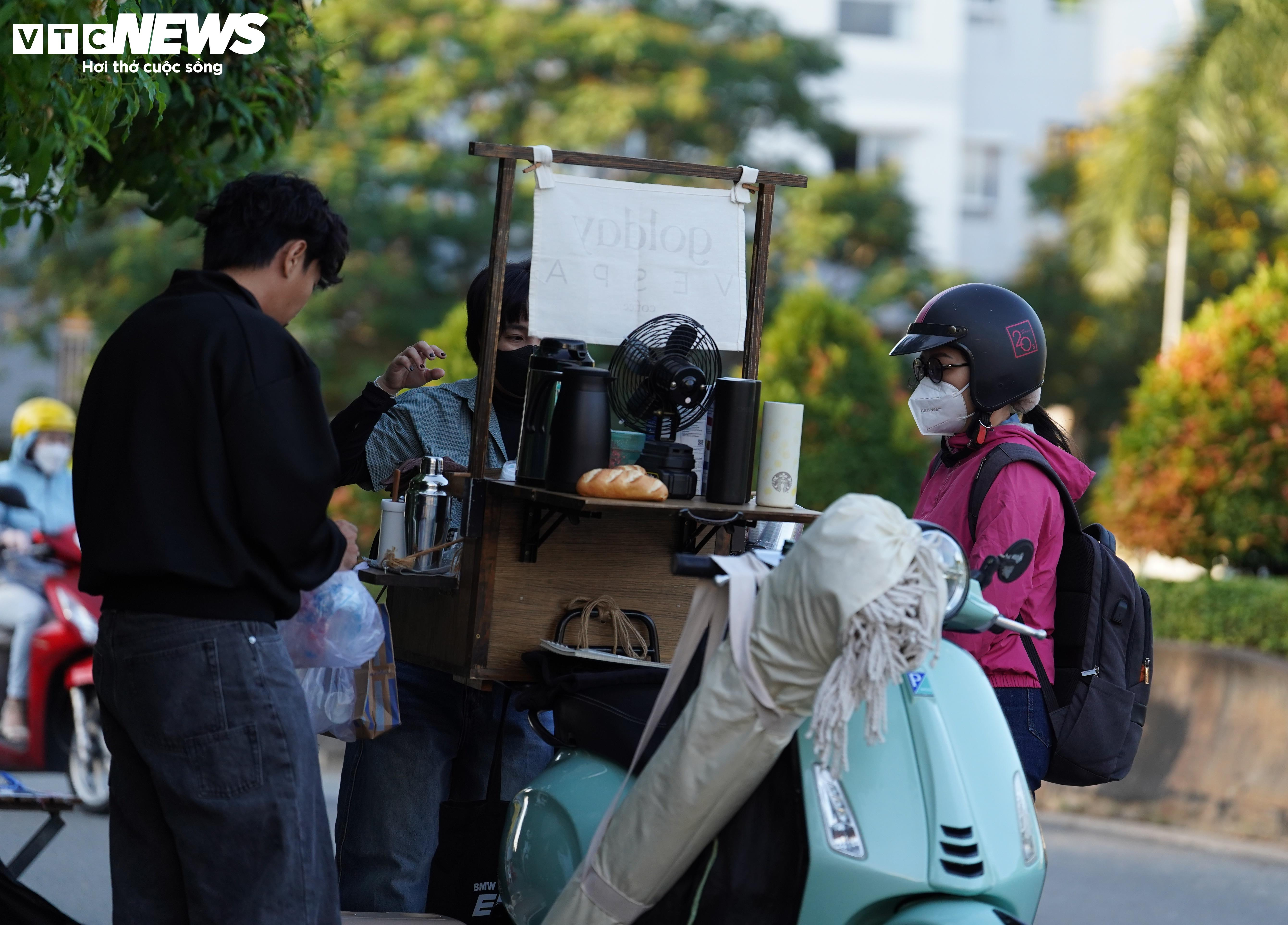 TP.HCM lạnh 17°C hiếm gặp, người dân co ro trên đường đi làm - 4