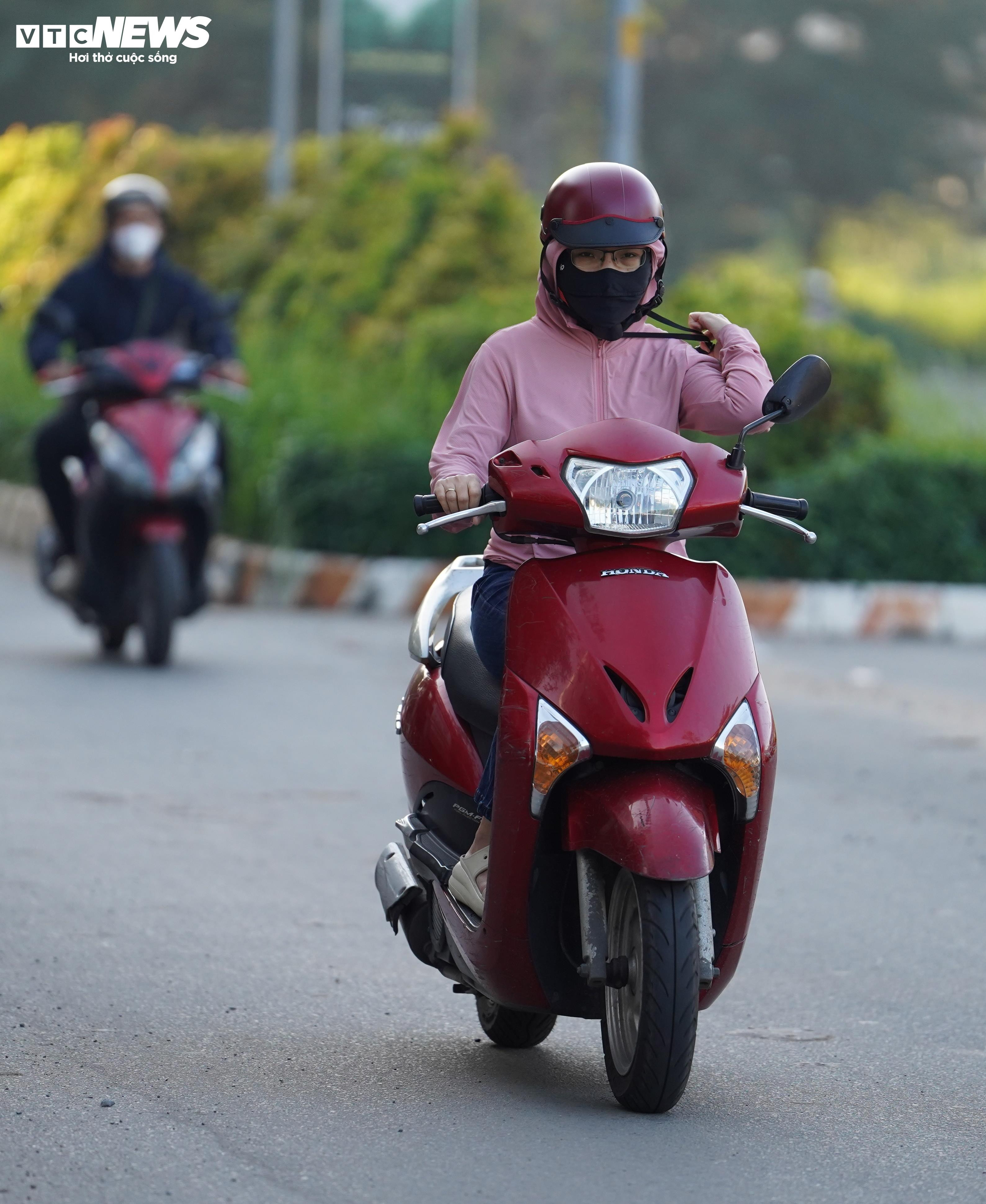 TP.HCM lạnh 17°C hiếm gặp, người dân co ro trên đường đi làm - 10