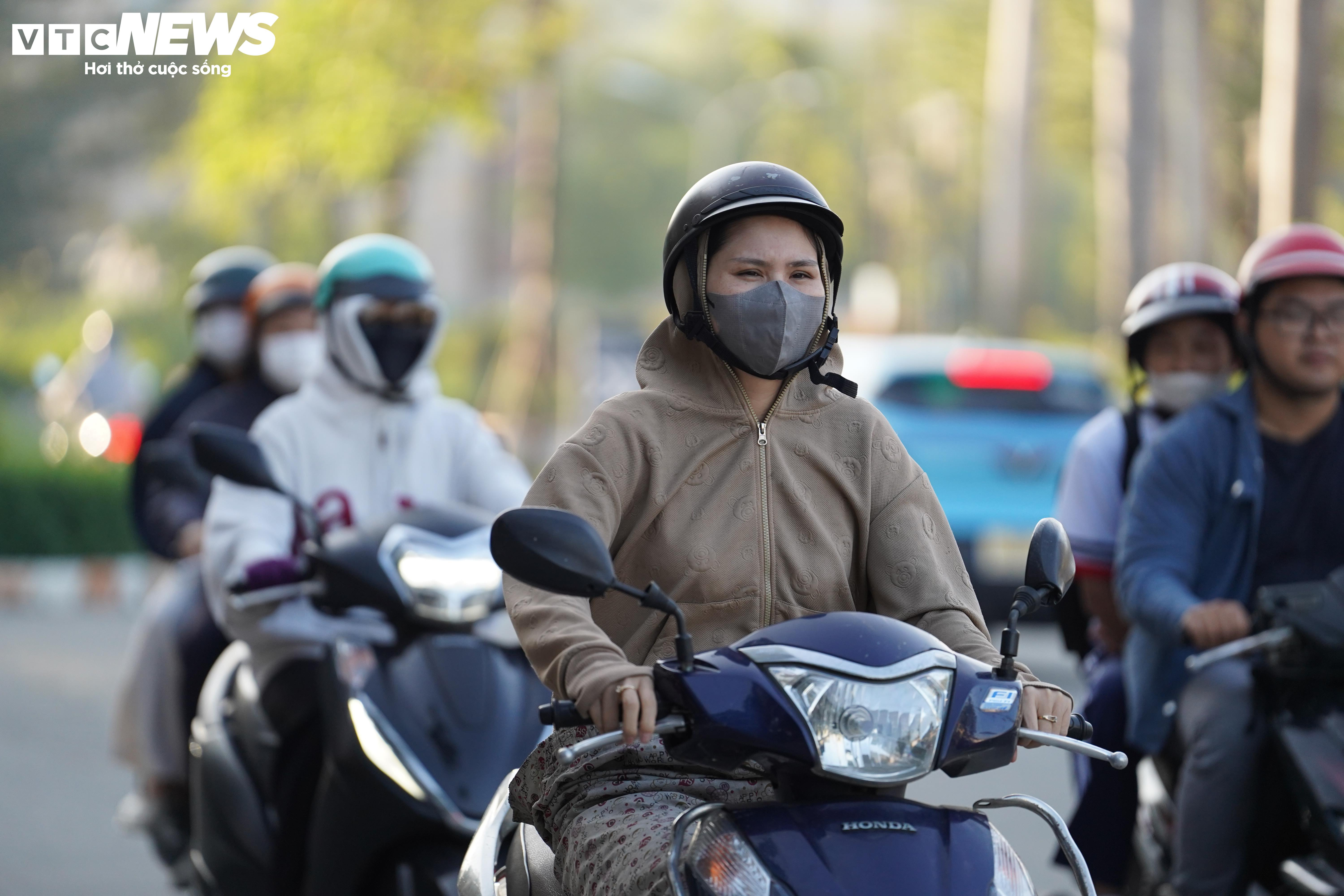 TP.HCM lạnh 17°C hiếm gặp, người dân co ro trên đường đi làm - 13