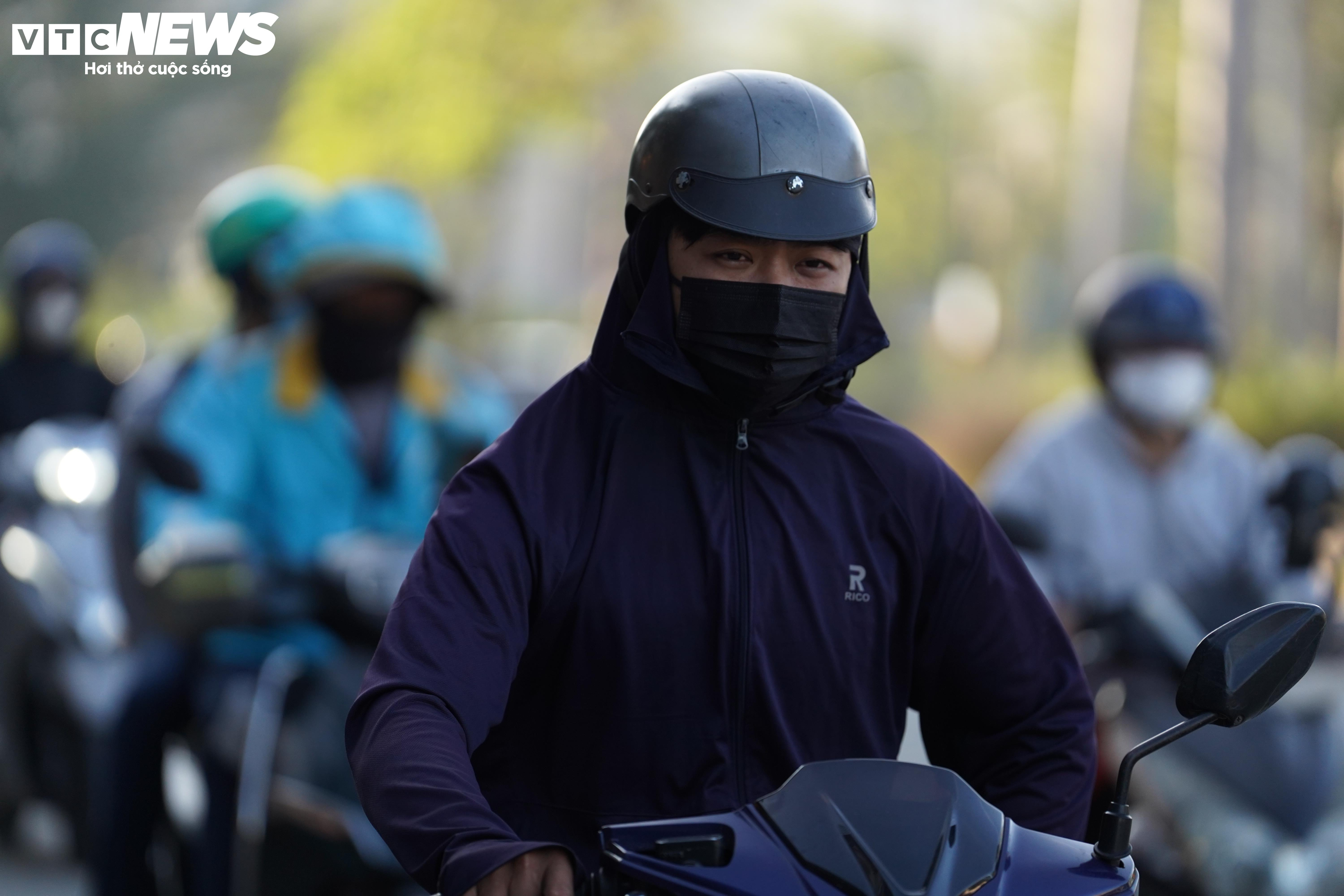 TP.HCM lạnh 17°C hiếm gặp, người dân co ro trên đường đi làm - 3