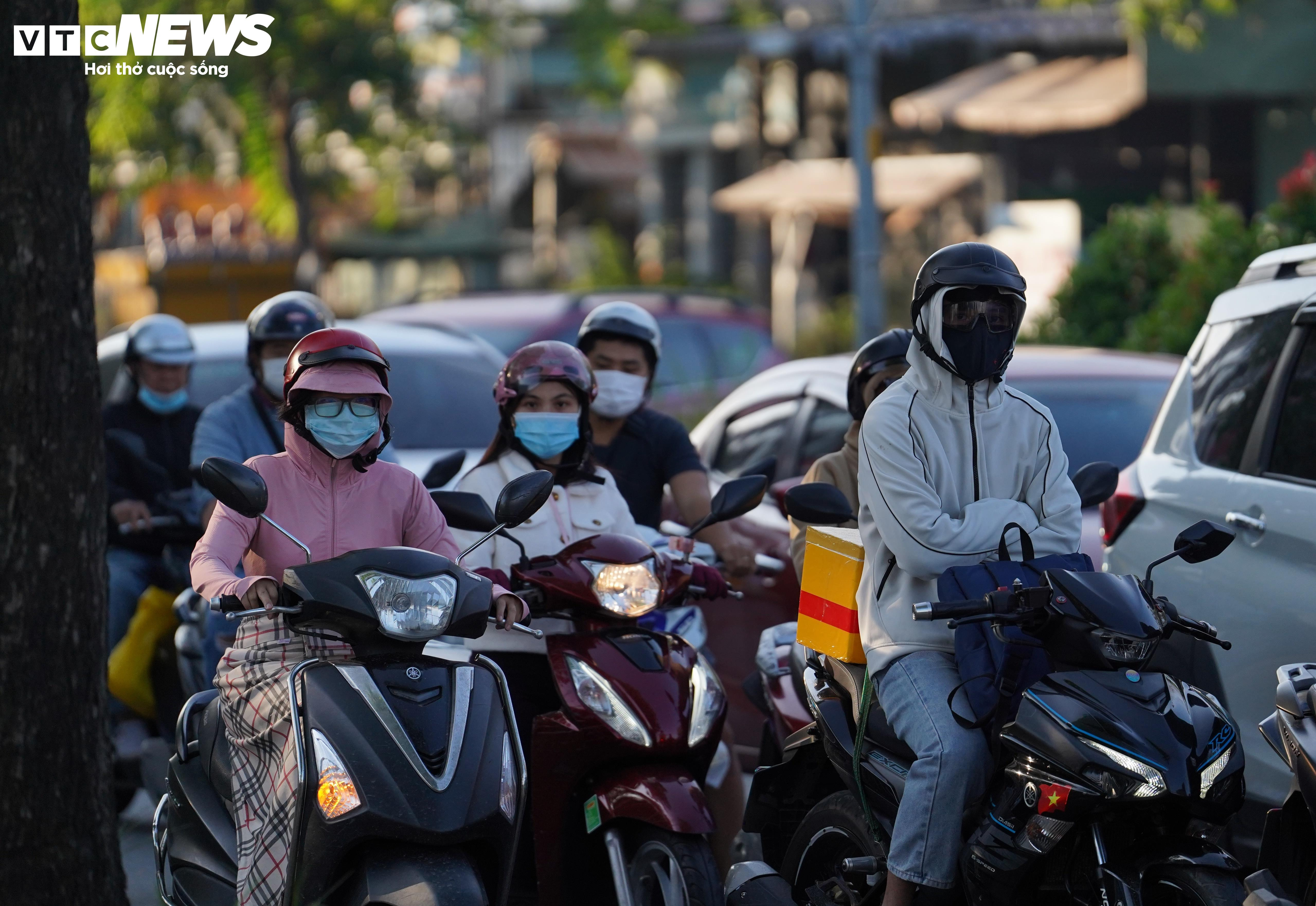 TP.HCM lạnh 17°C hiếm gặp, người dân co ro trên đường đi làm - 1