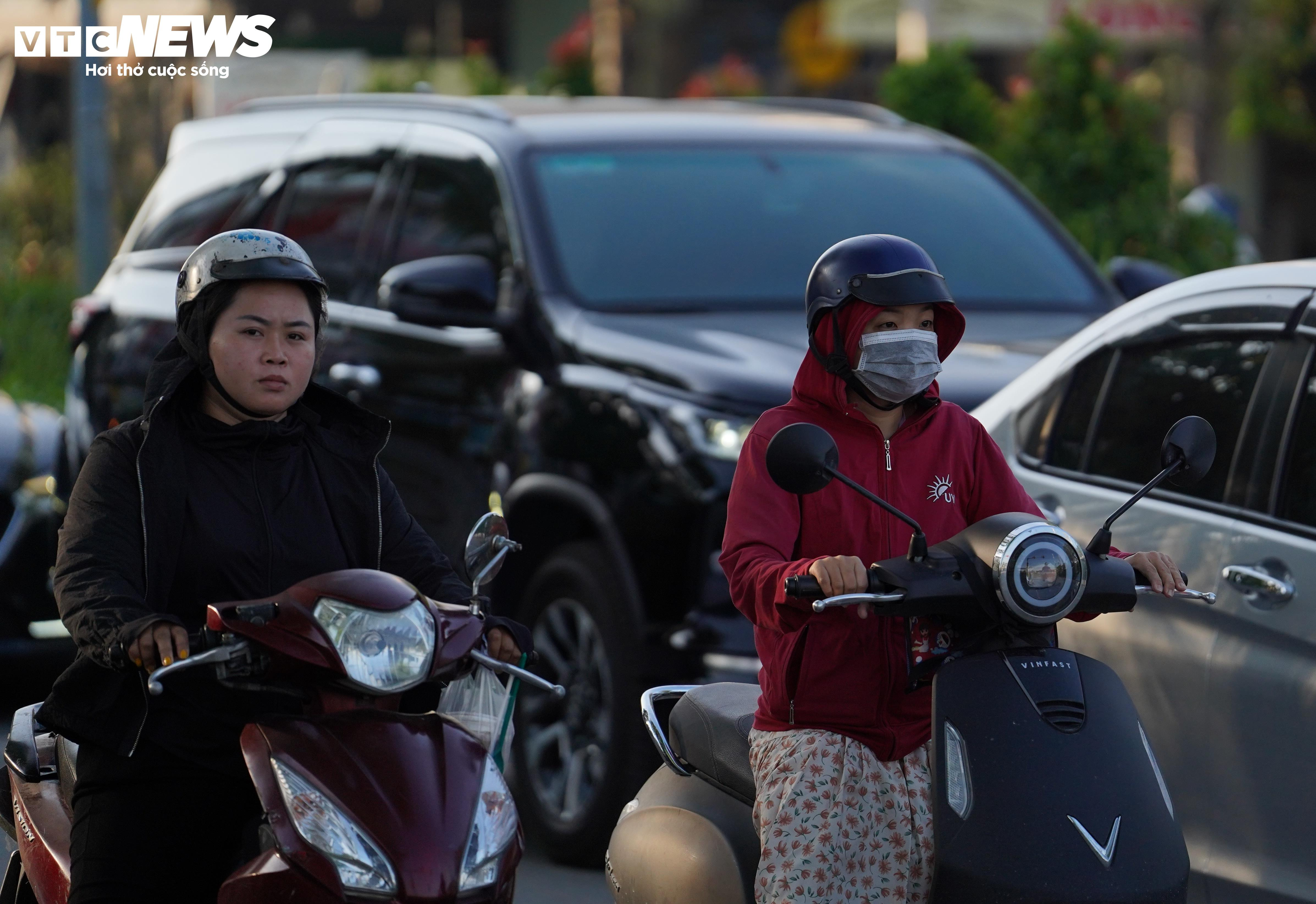 TP.HCM lạnh 17°C hiếm gặp, người dân co ro trên đường đi làm - 5