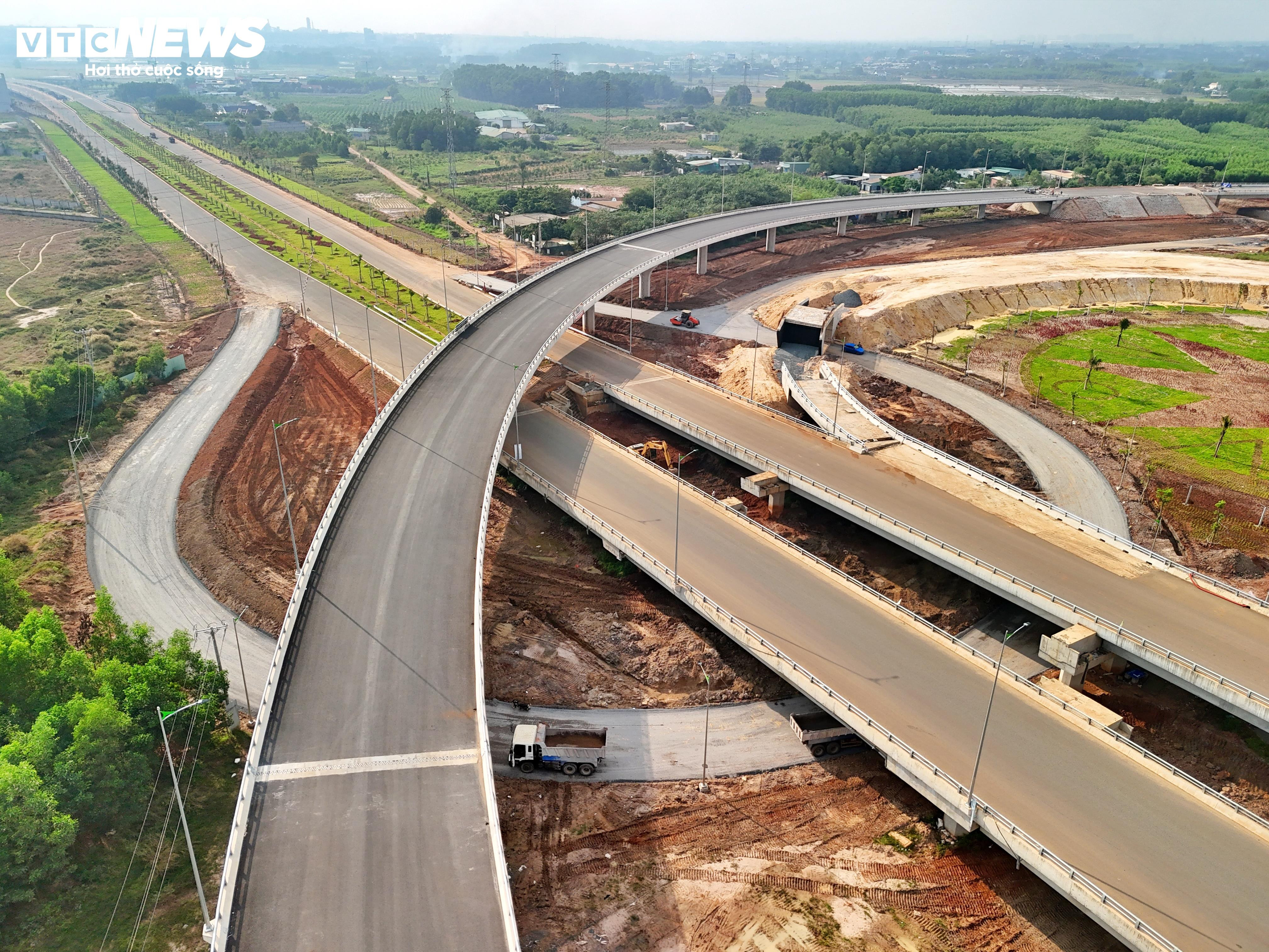Hai siêu nút giao nối cao tốc với sân bay Long Thành tăng tốc về đích - 11
