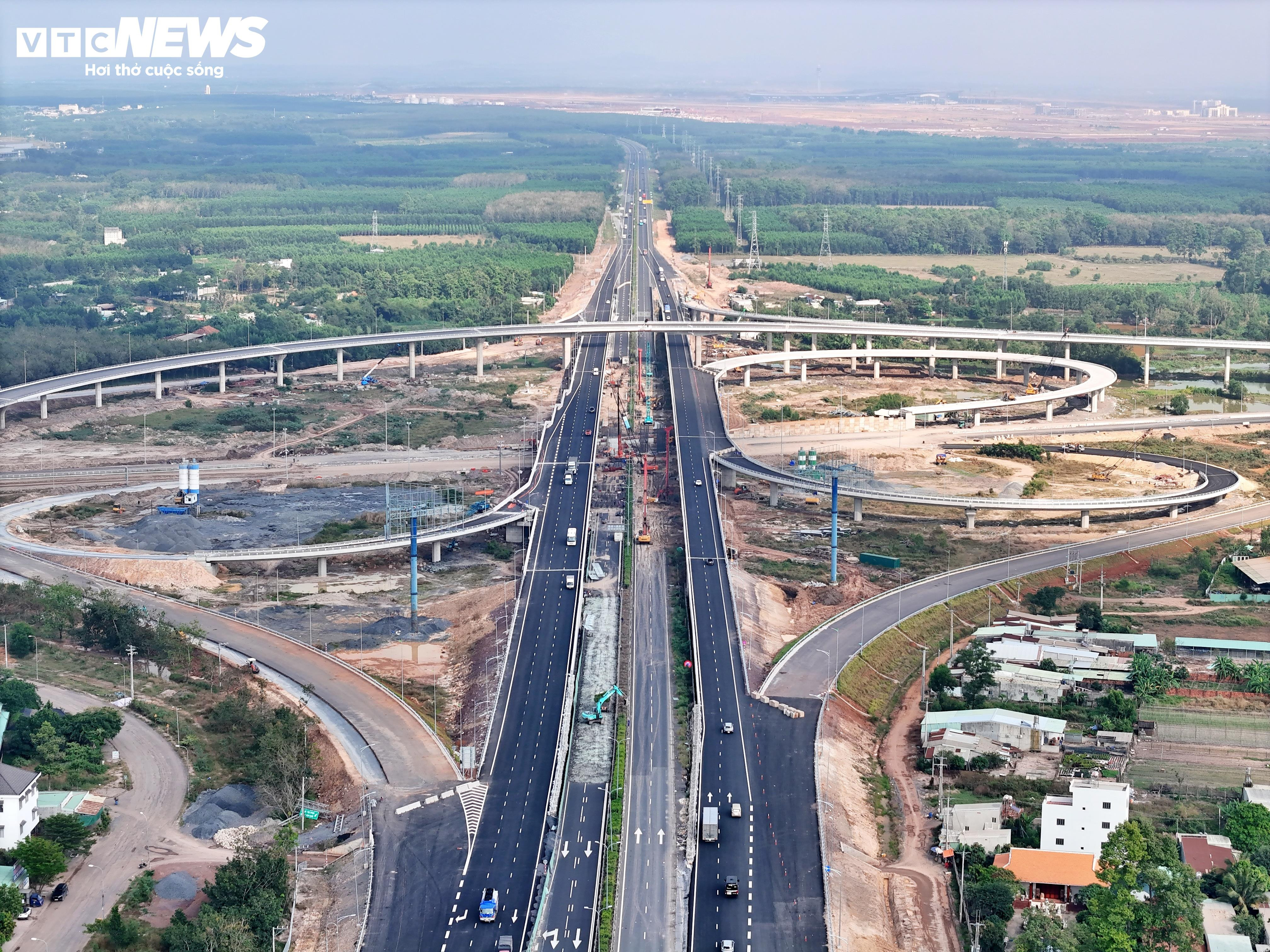 Hai siêu nút giao nối cao tốc với sân bay Long Thành tăng tốc về đích - 2