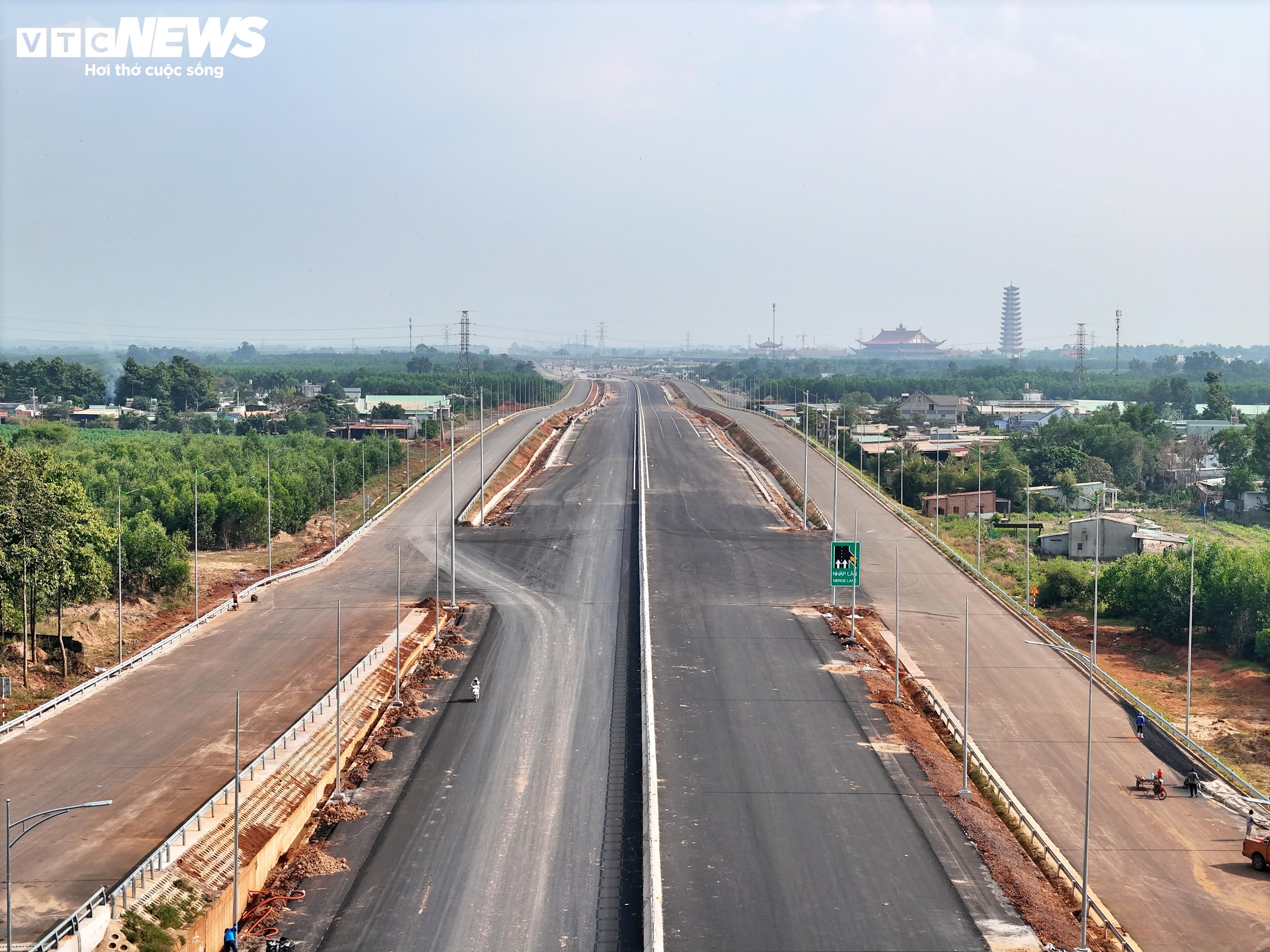 Hai siêu nút giao nối cao tốc với sân bay Long Thành tăng tốc về đích - 7