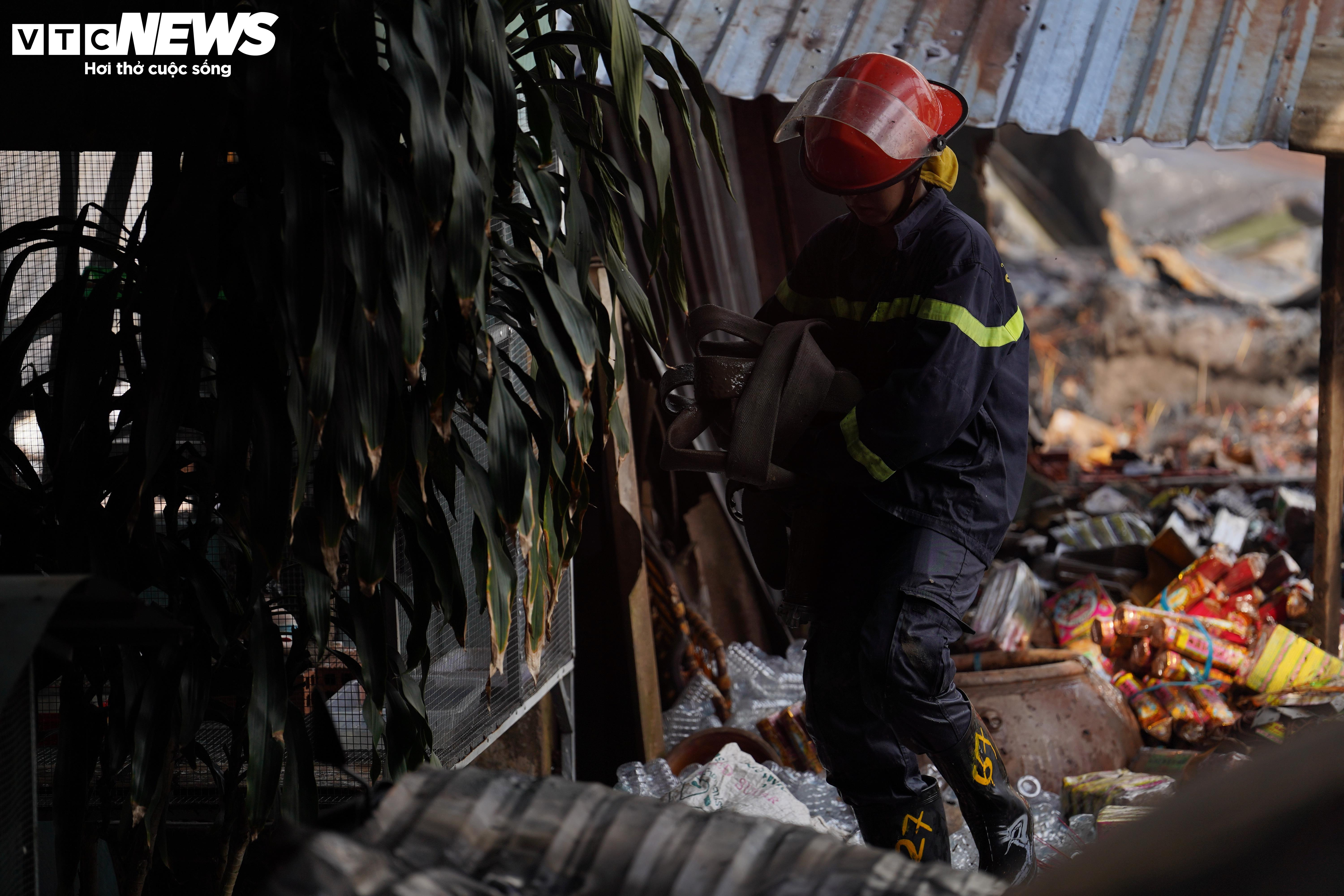Chủ nhà oà khóc nhìn dãy nhà cháy rụi: 'Tết sắp tới mà nơi ở duy nhất không còn' - 1