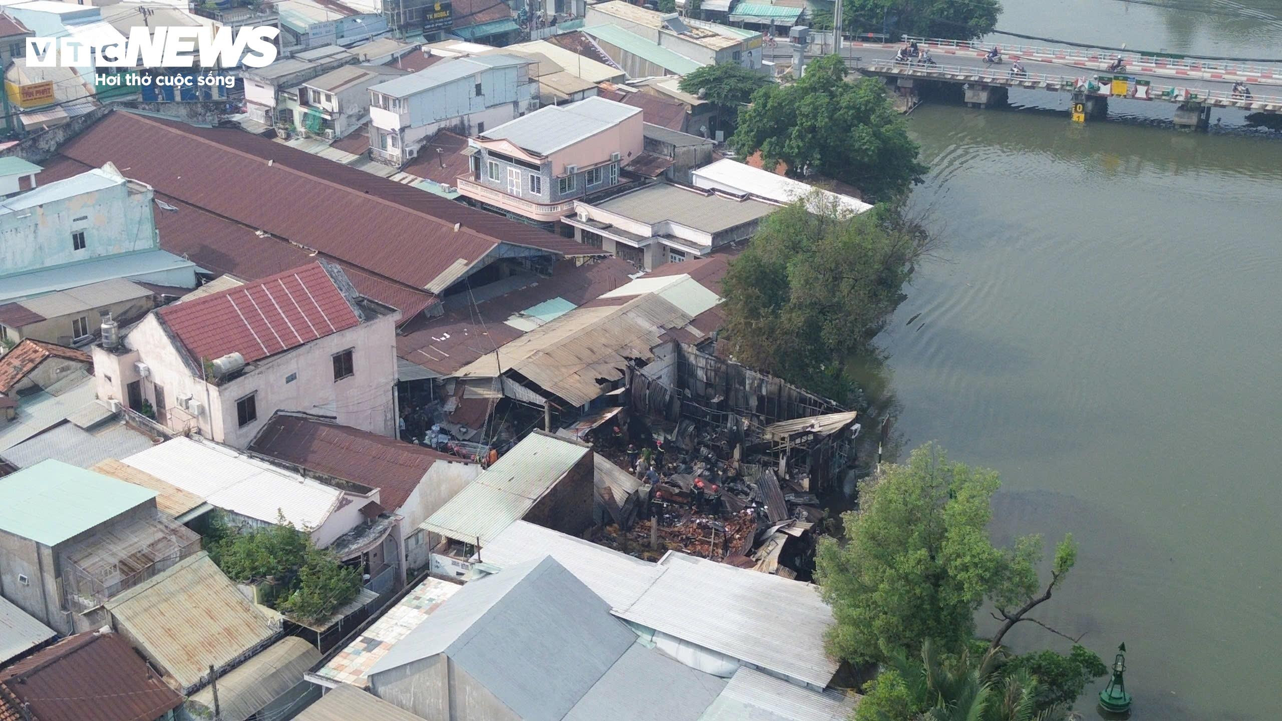 Hiện trường vụ cháy lớn dãy nhà ven chợ Bình Trưng TP.HCM - 1