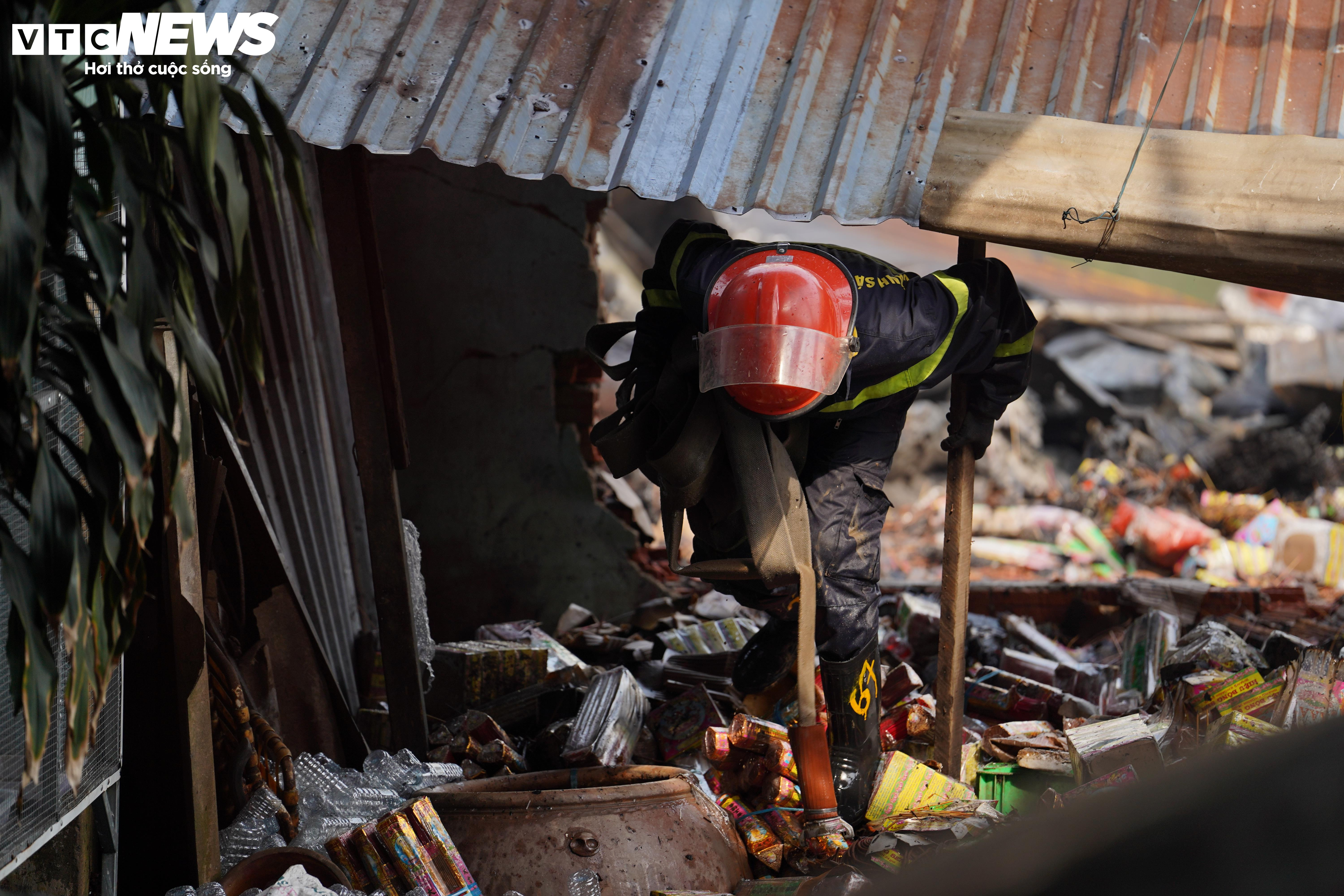 Hiện trường vụ cháy lớn dãy nhà ven chợ Bình Trưng TP.HCM - 3