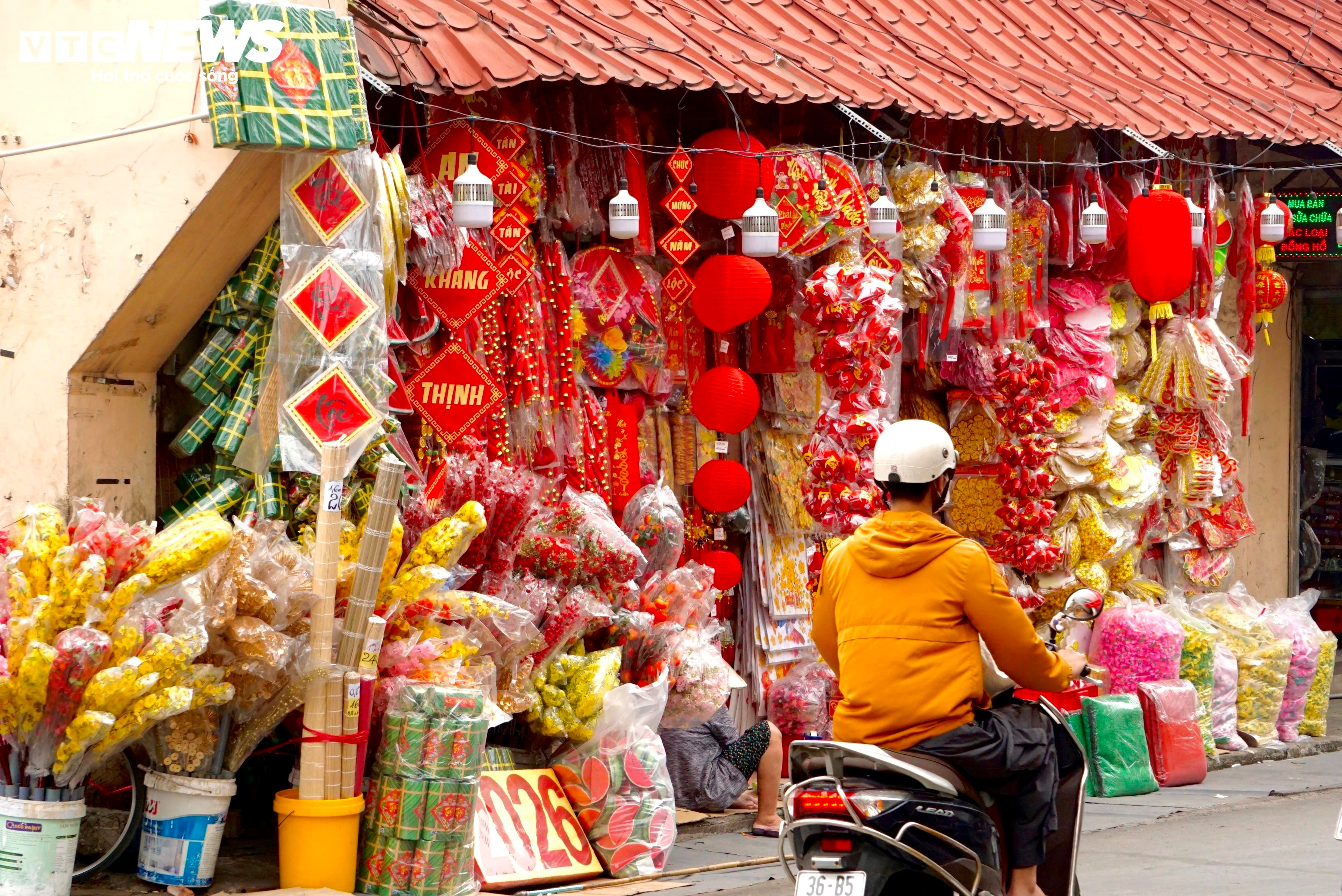 Tiểu thương TP.HCM: 'Bày hàng Tết sớm tạo không khí, bán chưa được bao nhiêu' - 2
