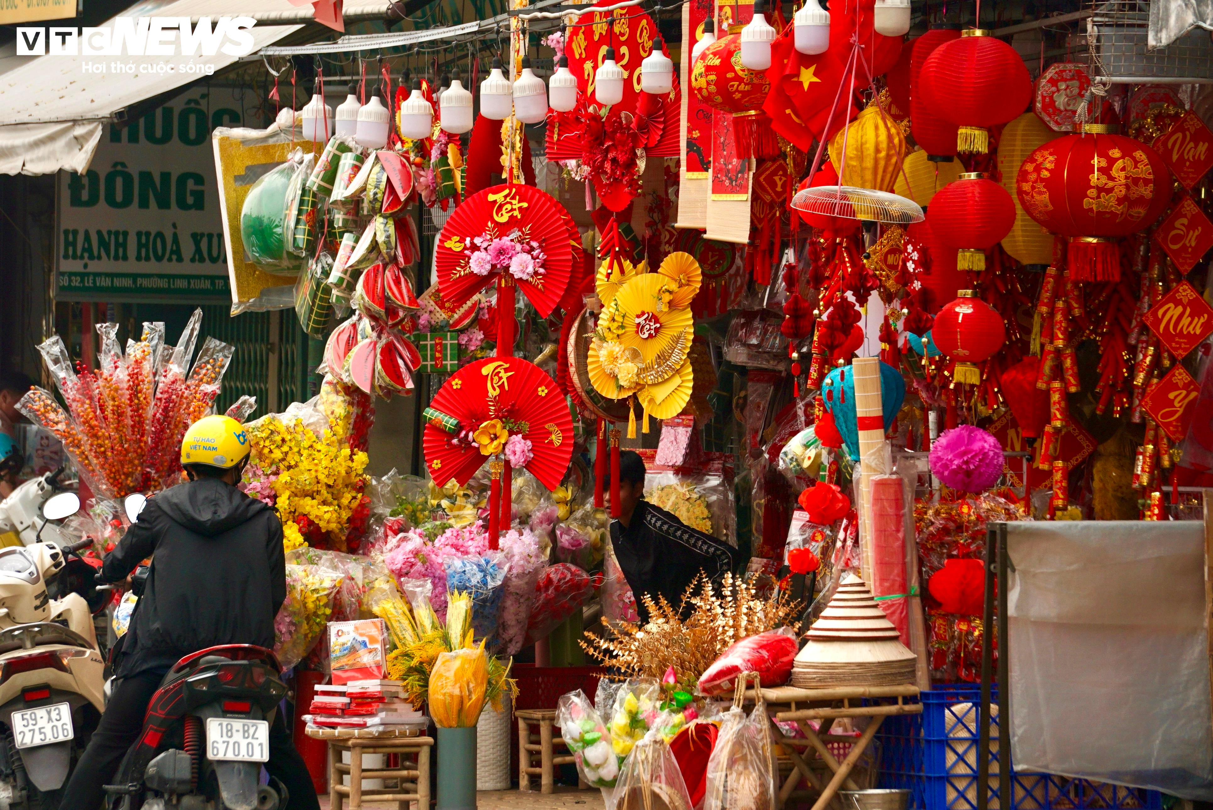 Tiểu thương TP.HCM: 'Bày hàng Tết sớm tạo không khí, bán chưa được bao nhiêu' - 10
