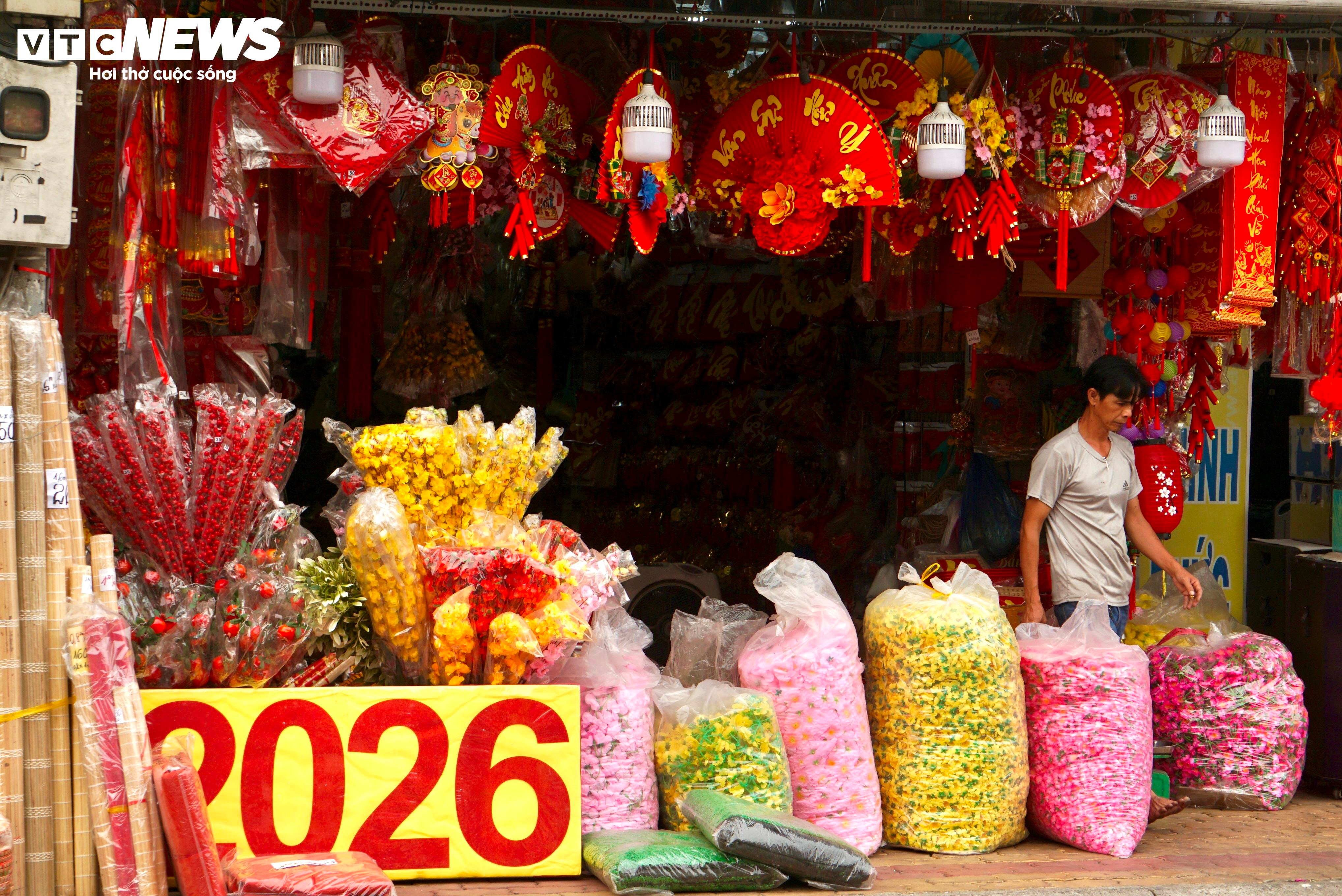 Tiểu thương TP.HCM: 'Bày hàng Tết sớm tạo không khí, bán chưa được bao nhiêu' - 3