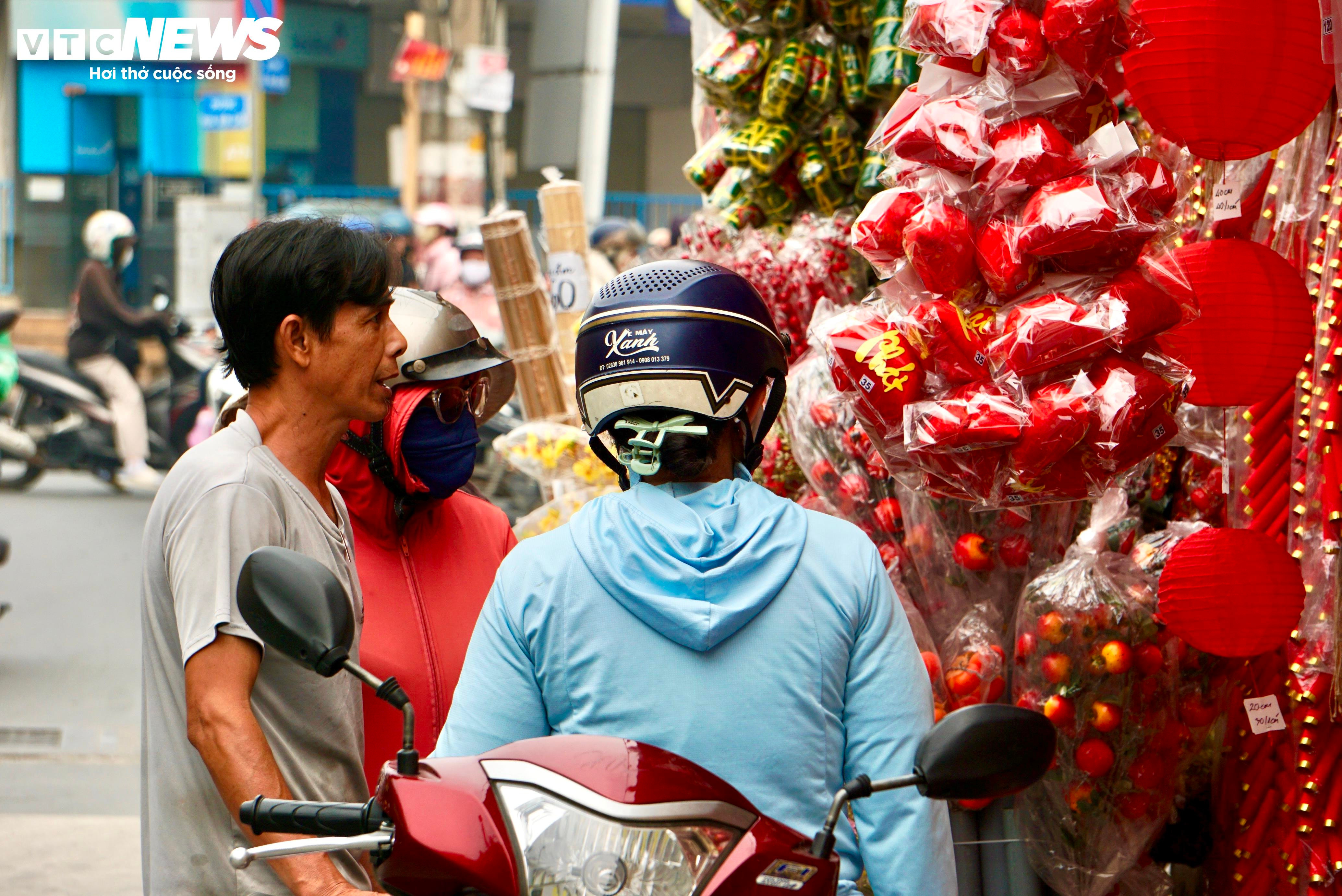 Tiểu thương TP.HCM: 'Bày hàng Tết sớm tạo không khí, bán chưa được bao nhiêu' - 4