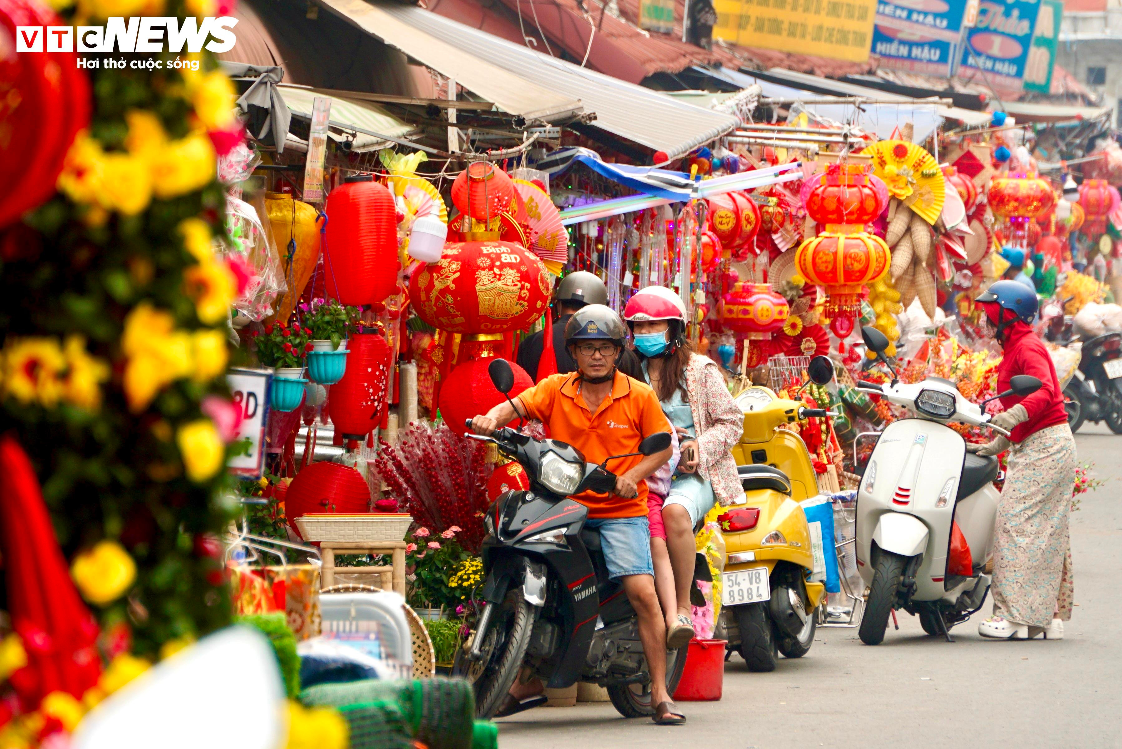 Tiểu thương TP.HCM: 'Bày hàng Tết sớm tạo không khí, bán chưa được bao nhiêu' - 1