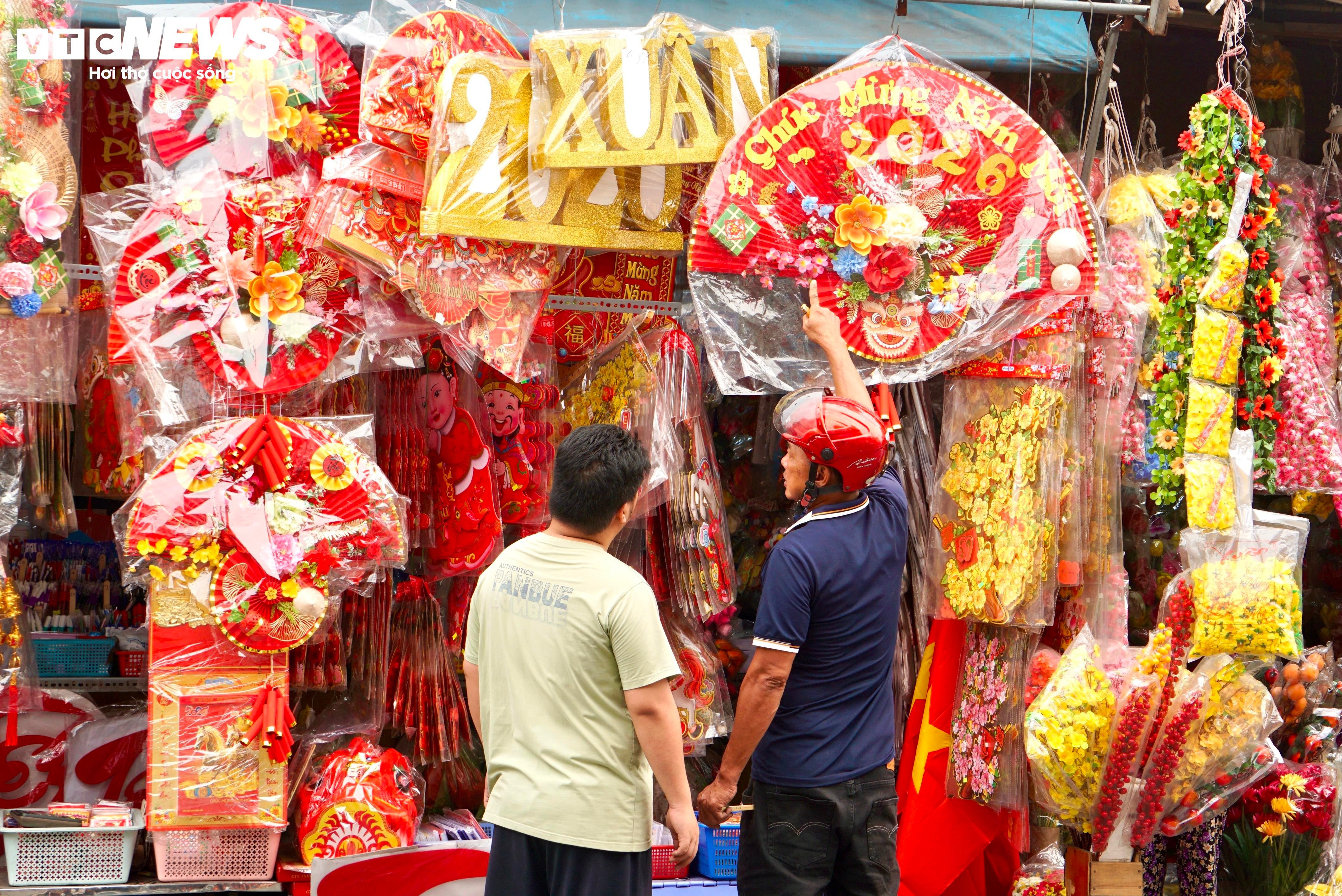 Tiểu thương TP.HCM: 'Bày hàng Tết sớm tạo không khí, bán chưa được bao nhiêu' - 8