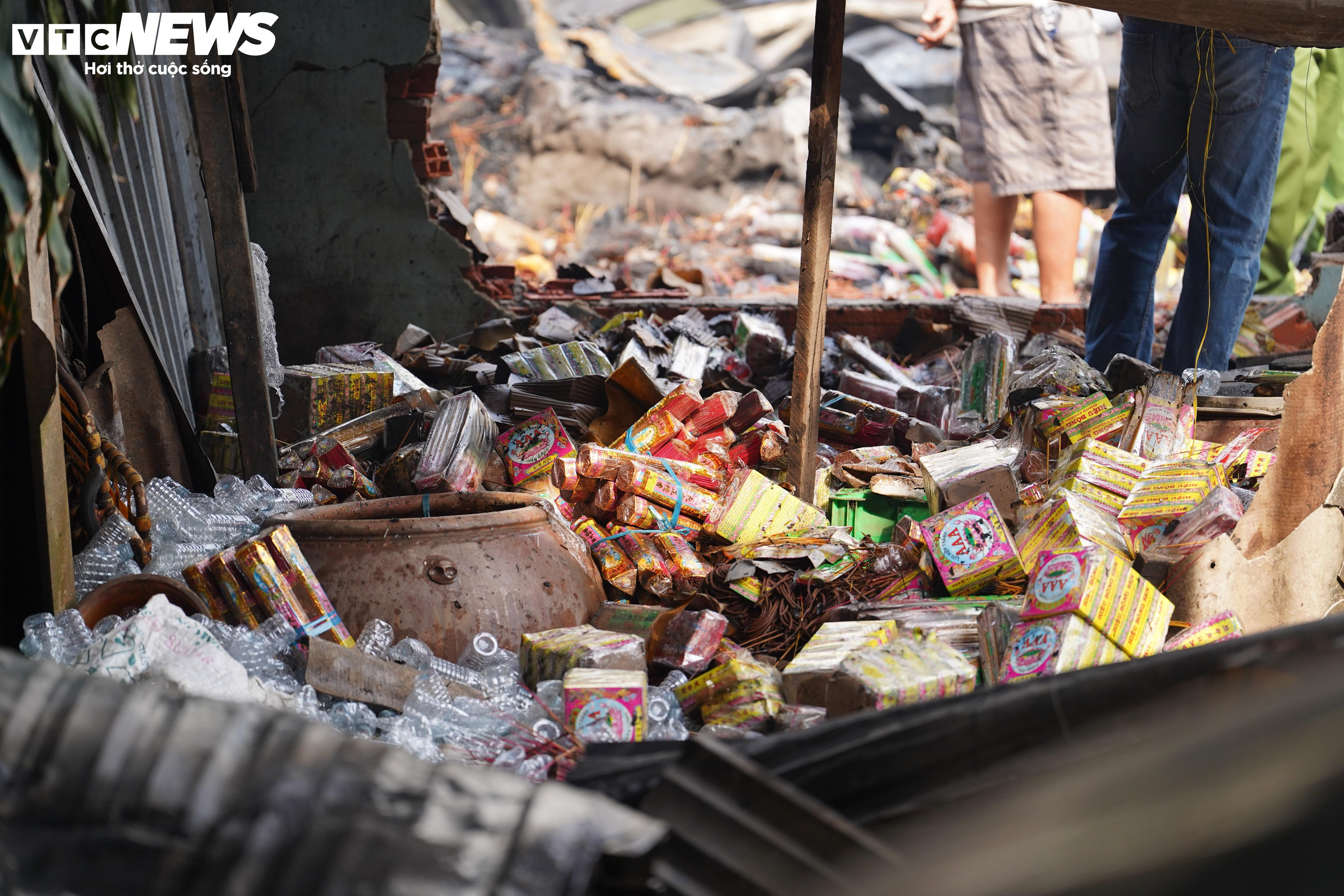 Hiện trường vụ cháy lớn dãy nhà ven chợ Bình Trưng TP.HCM - 4