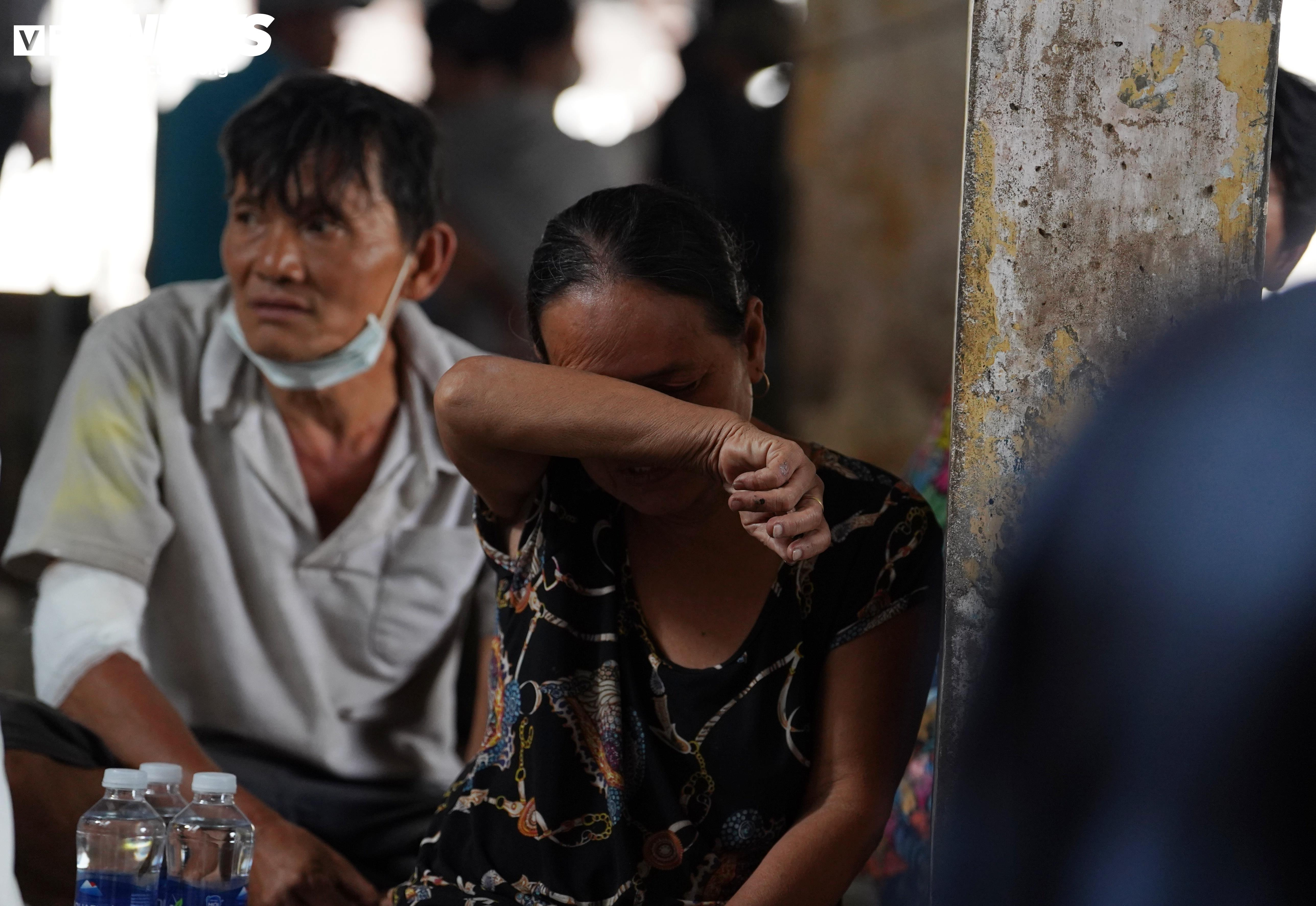 Chủ nhà oà khóc nhìn dãy nhà cháy rụi: 'Tết sắp tới mà nơi ở duy nhất không còn' - 2