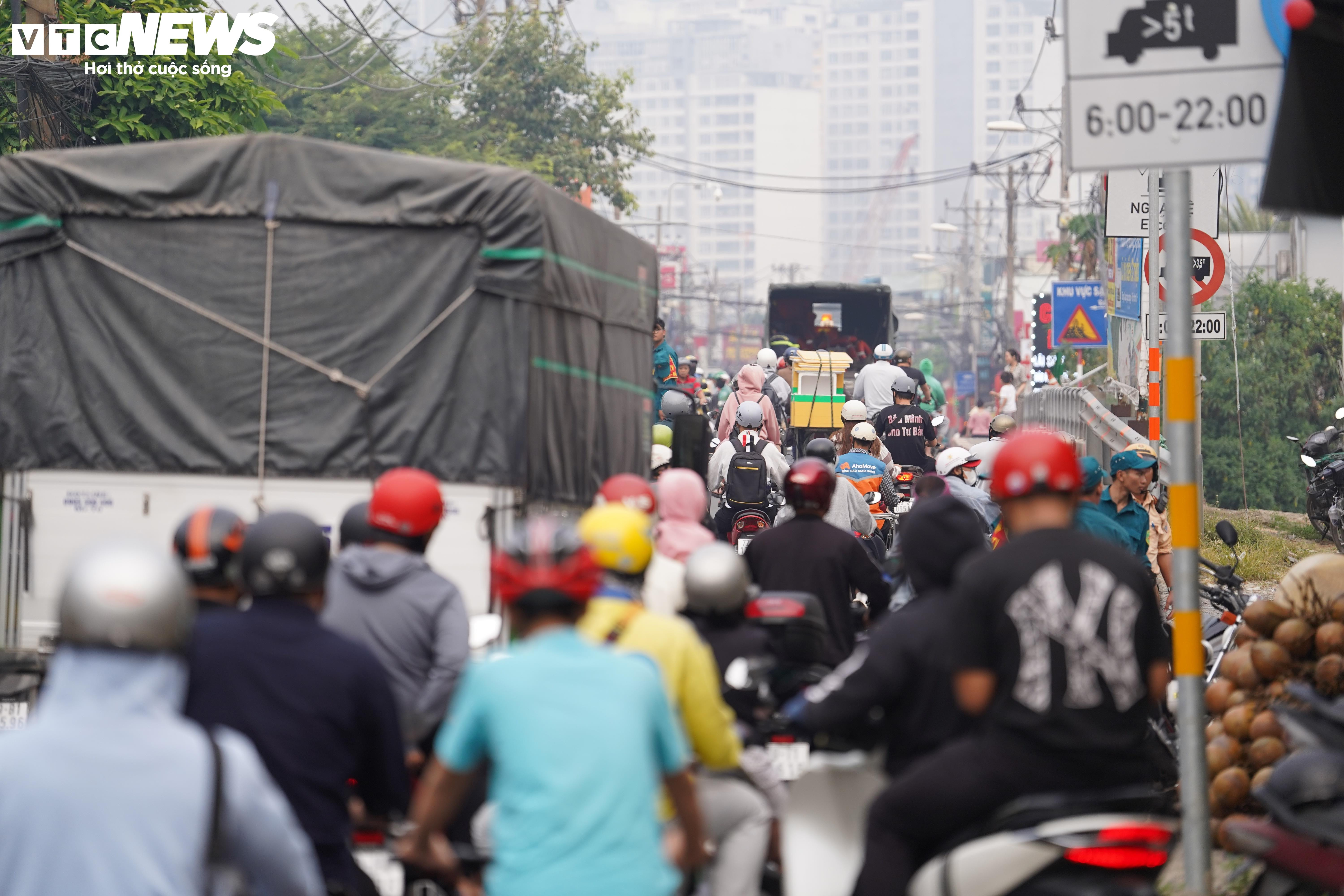 Hiện trường vụ cháy lớn dãy nhà ven chợ Bình Trưng TP.HCM - 11