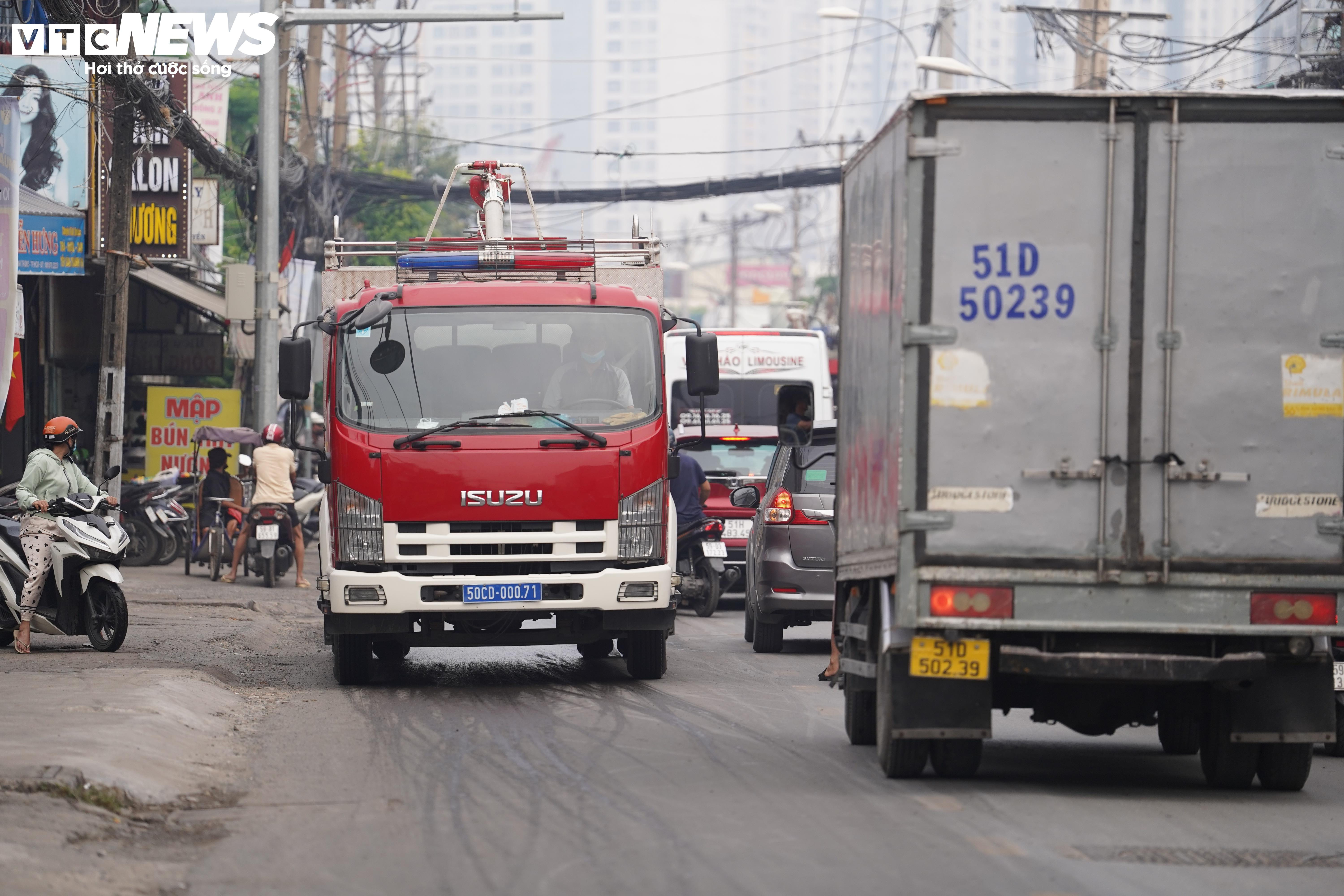 Hiện trường vụ cháy lớn dãy nhà ven chợ Bình Trưng TP.HCM - 12