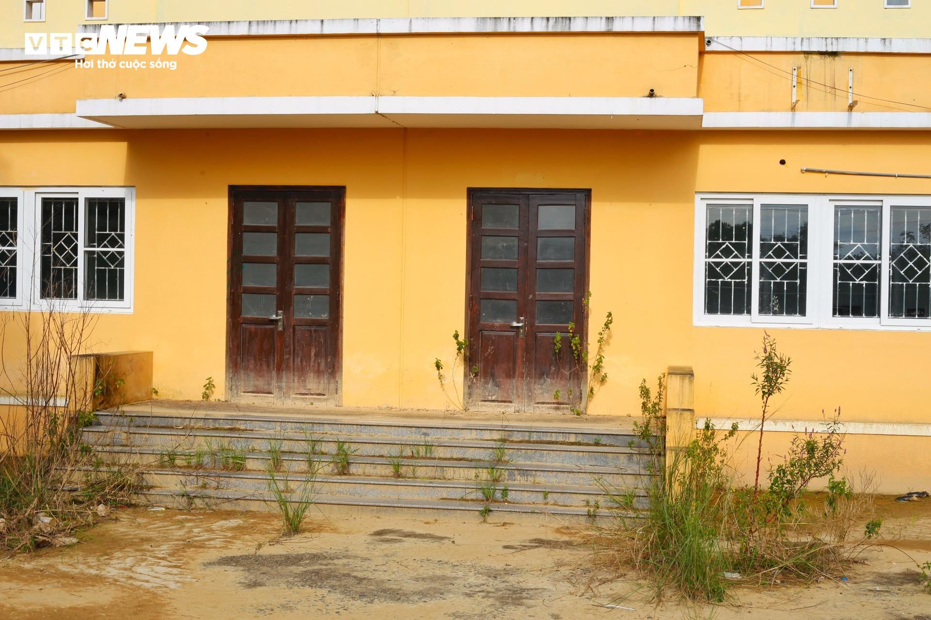 Bên trong chung cư 'ma' bỏ hoang hơn thập kỷ ở Huế - 7