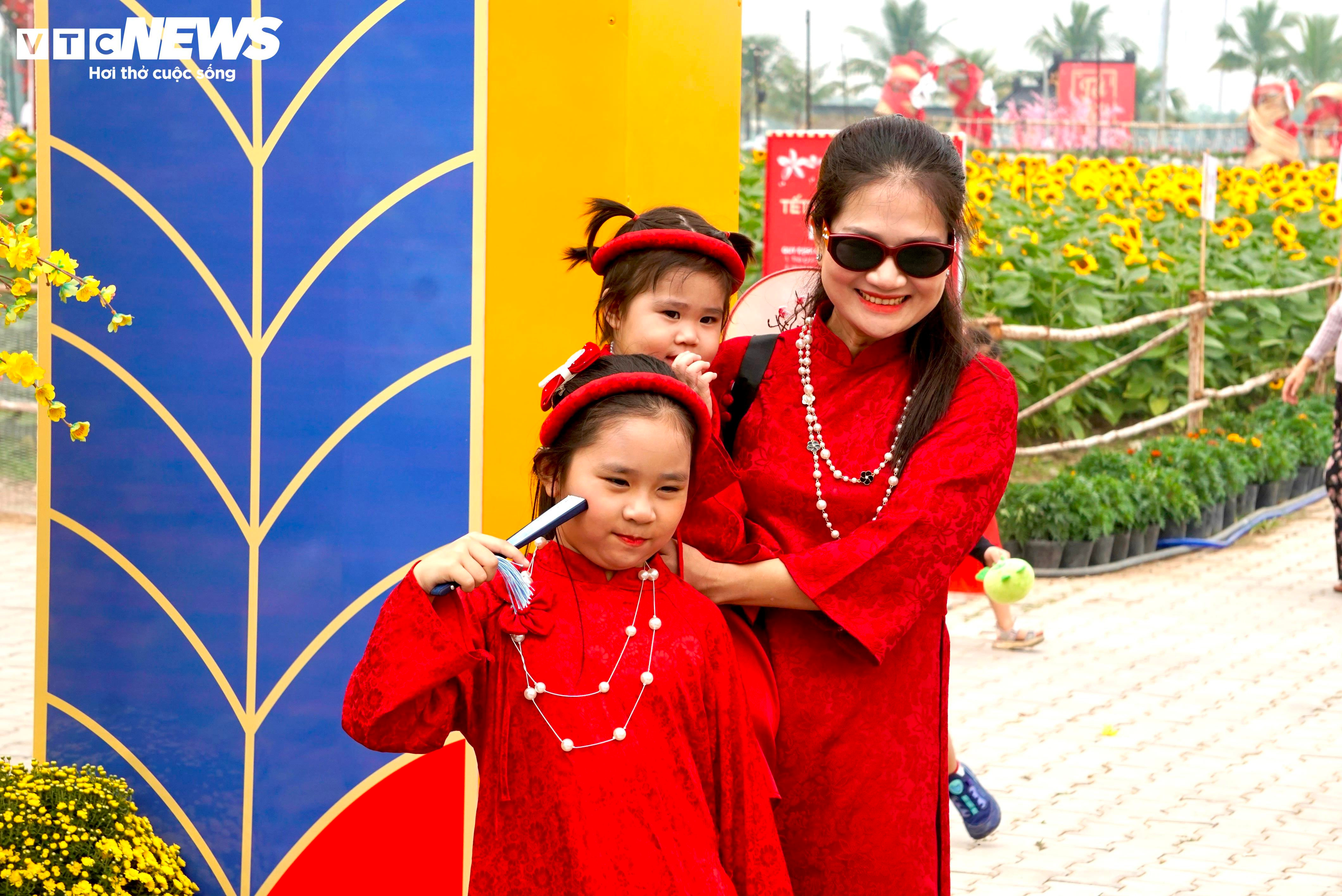 Người dân 'lên đồ' check-in vườn hoa Tết ở TP.HCM - 4