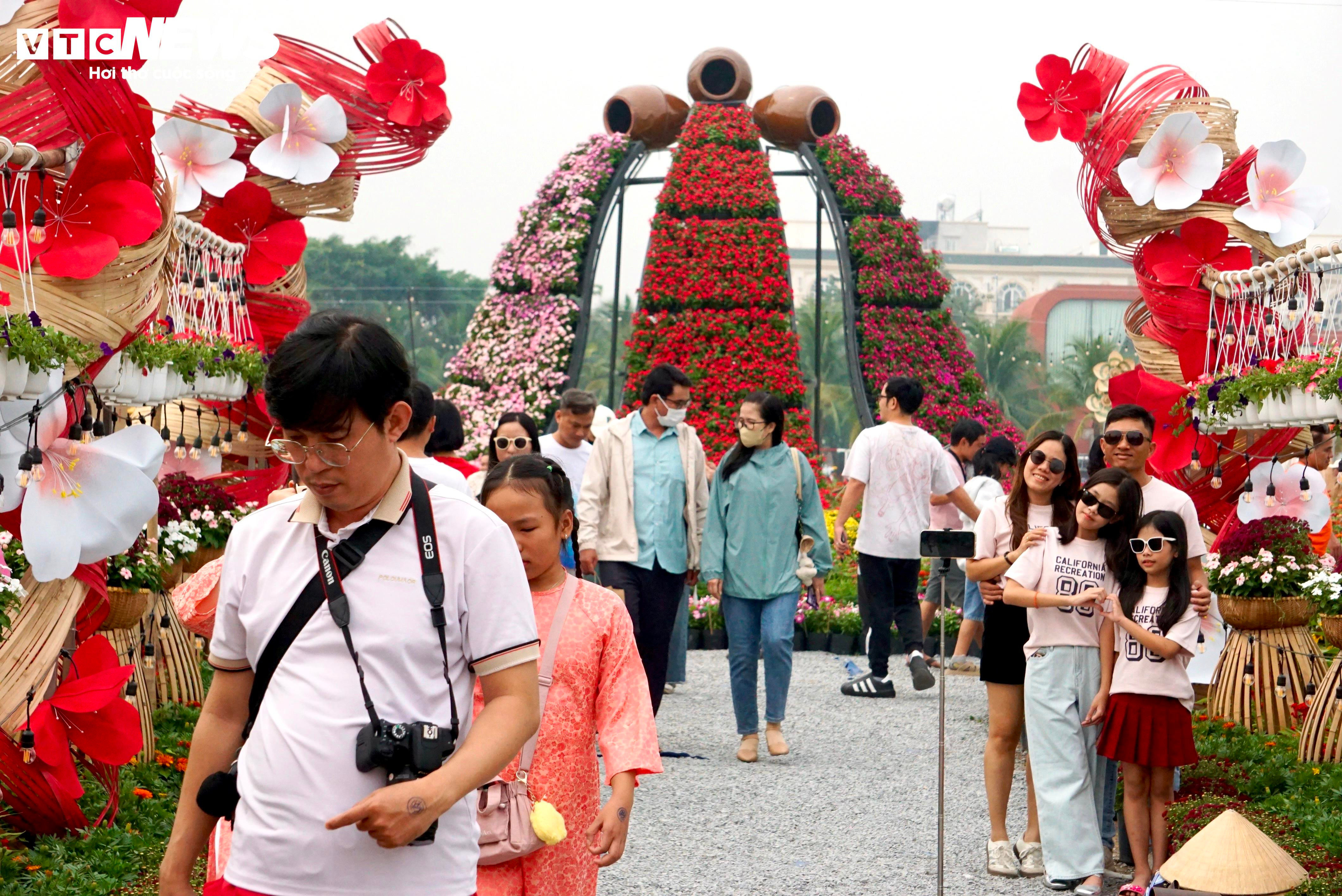 Người dân 'lên đồ' check-in vườn hoa Tết ở TP.HCM - 1