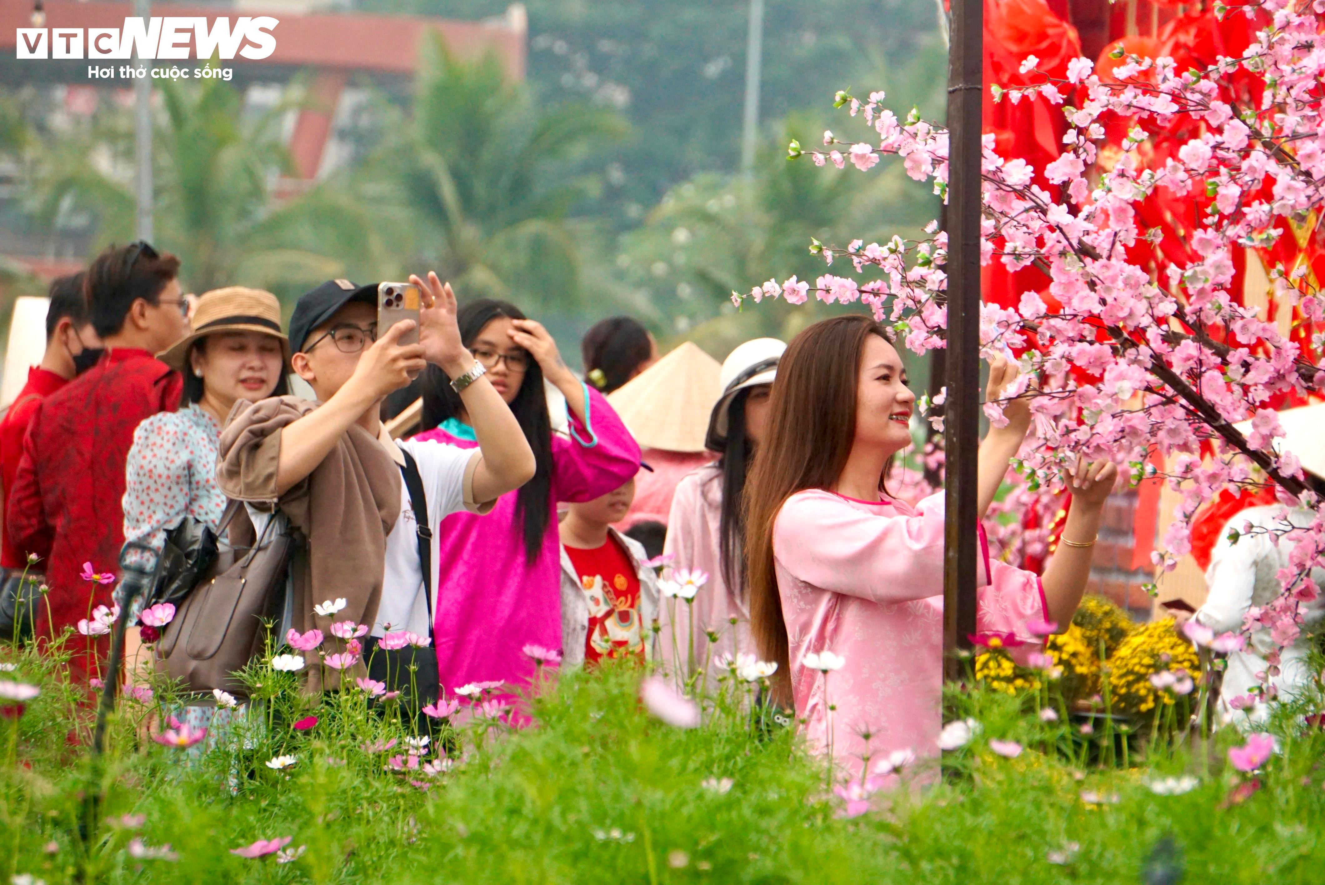 Người dân 'lên đồ' check-in vườn hoa Tết ở TP.HCM - 13