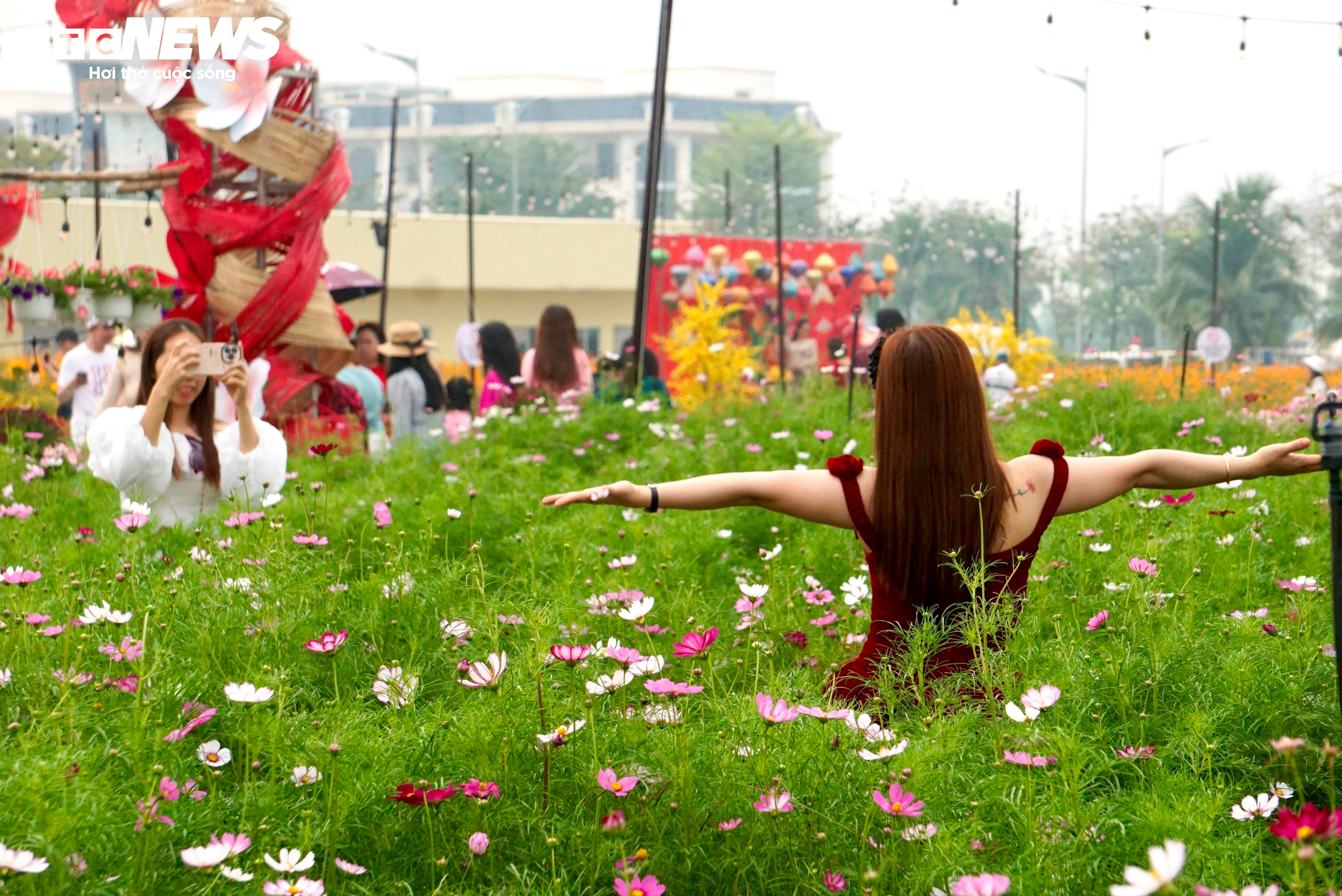 Người dân 'lên đồ' check-in vườn hoa Tết ở TP.HCM - 12