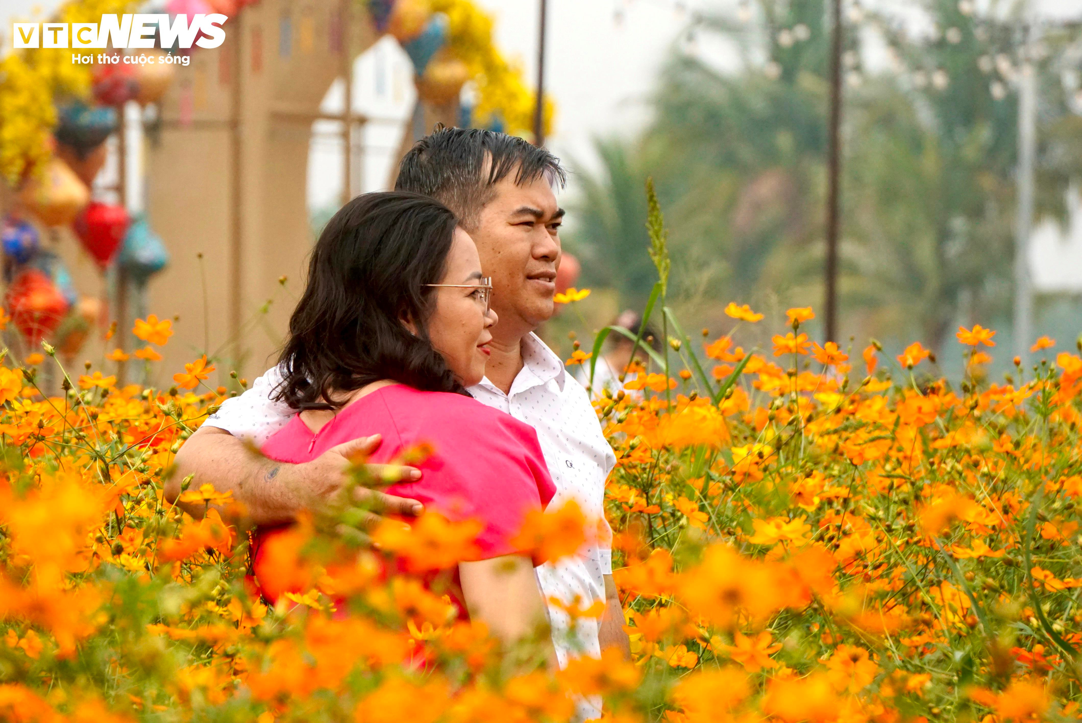 Người dân 'lên đồ' check-in vườn hoa Tết ở TP.HCM - 8