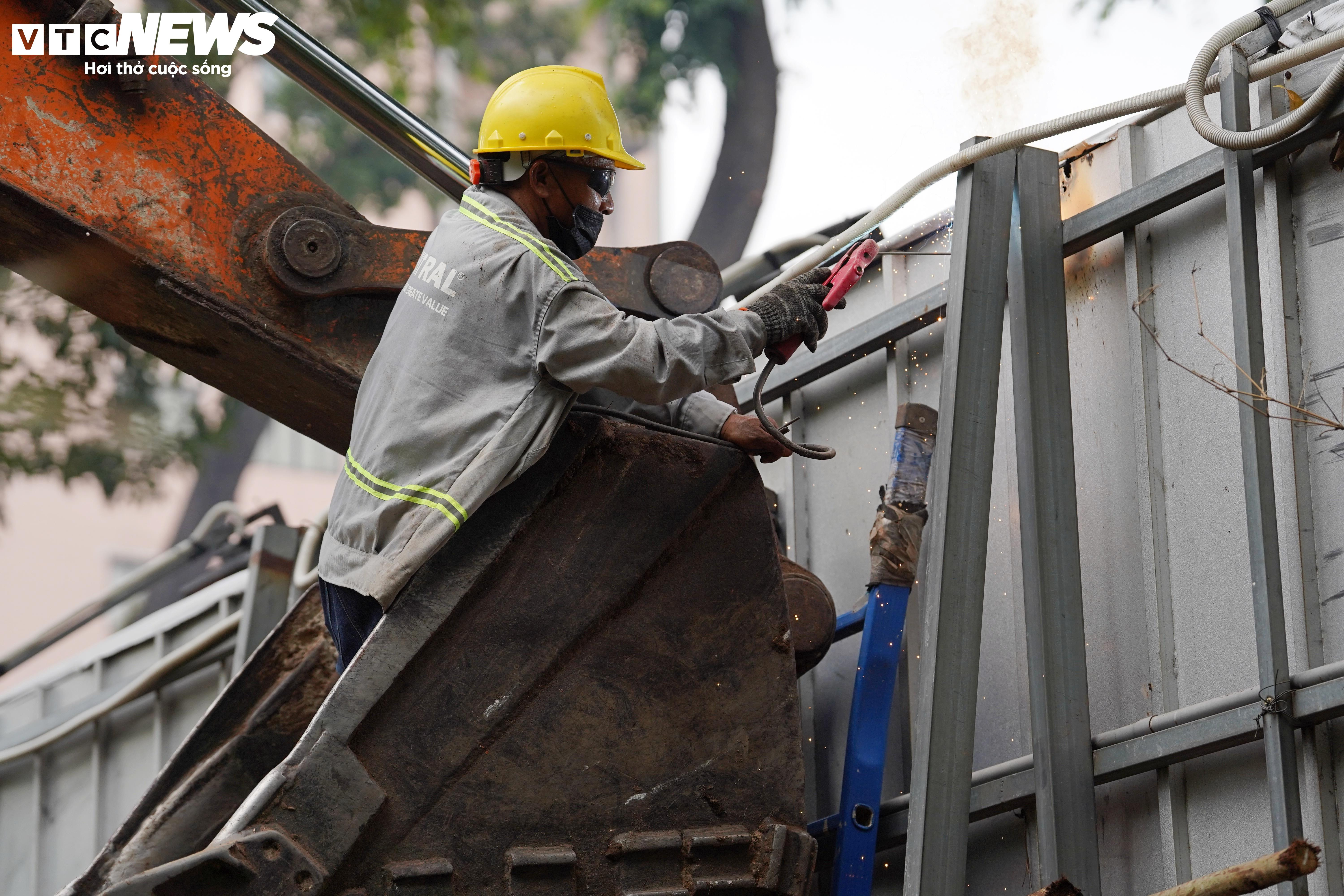 Tất bật dọn dẹp khu ‘đất vàng’ ở TP.HCM làm công viên, vườn hoa Tết Bính Ngọ - 4