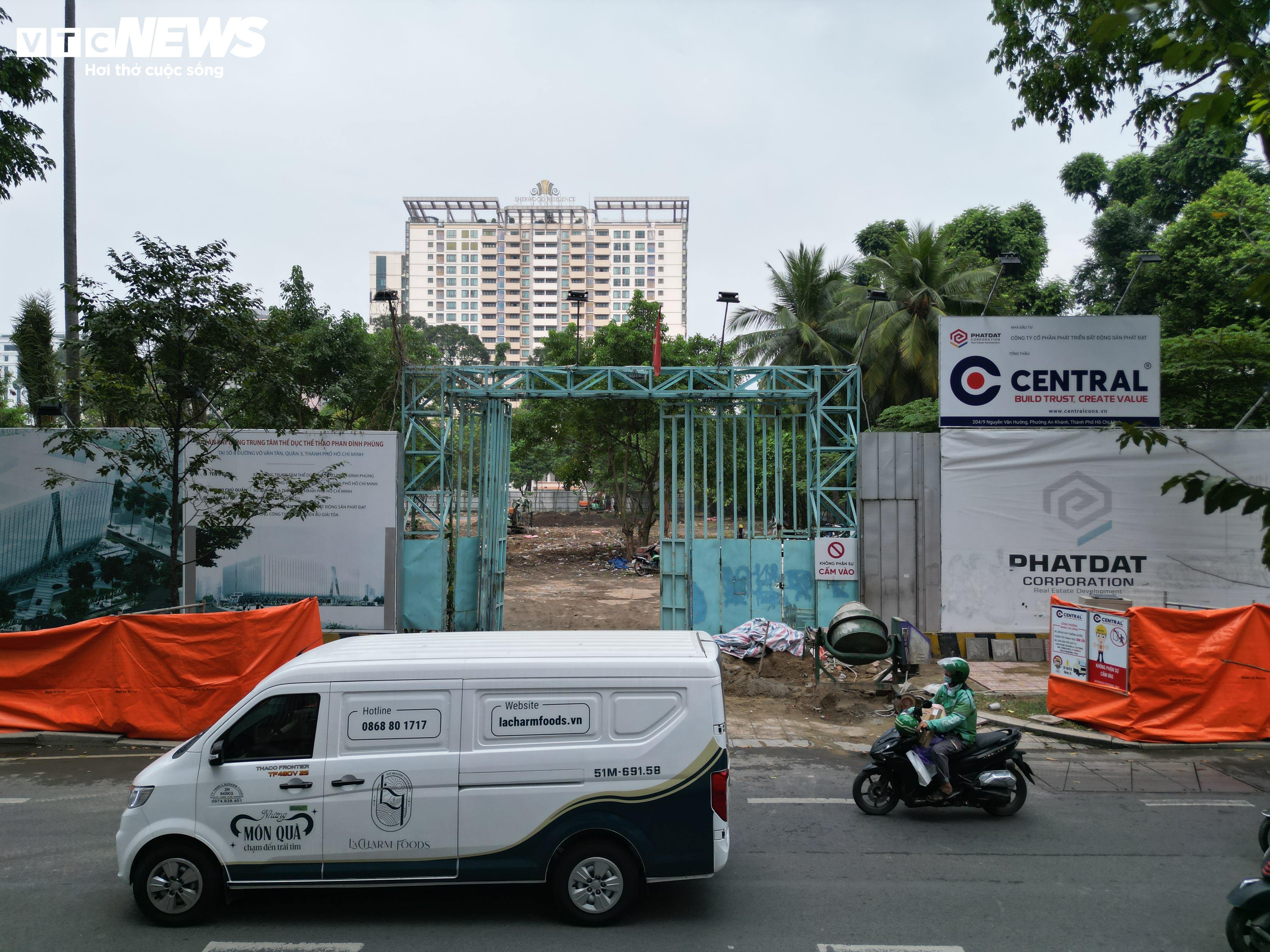 Tất bật dọn dẹp khu ‘đất vàng’ ở TP.HCM làm công viên, vườn hoa Tết Bính Ngọ - 14