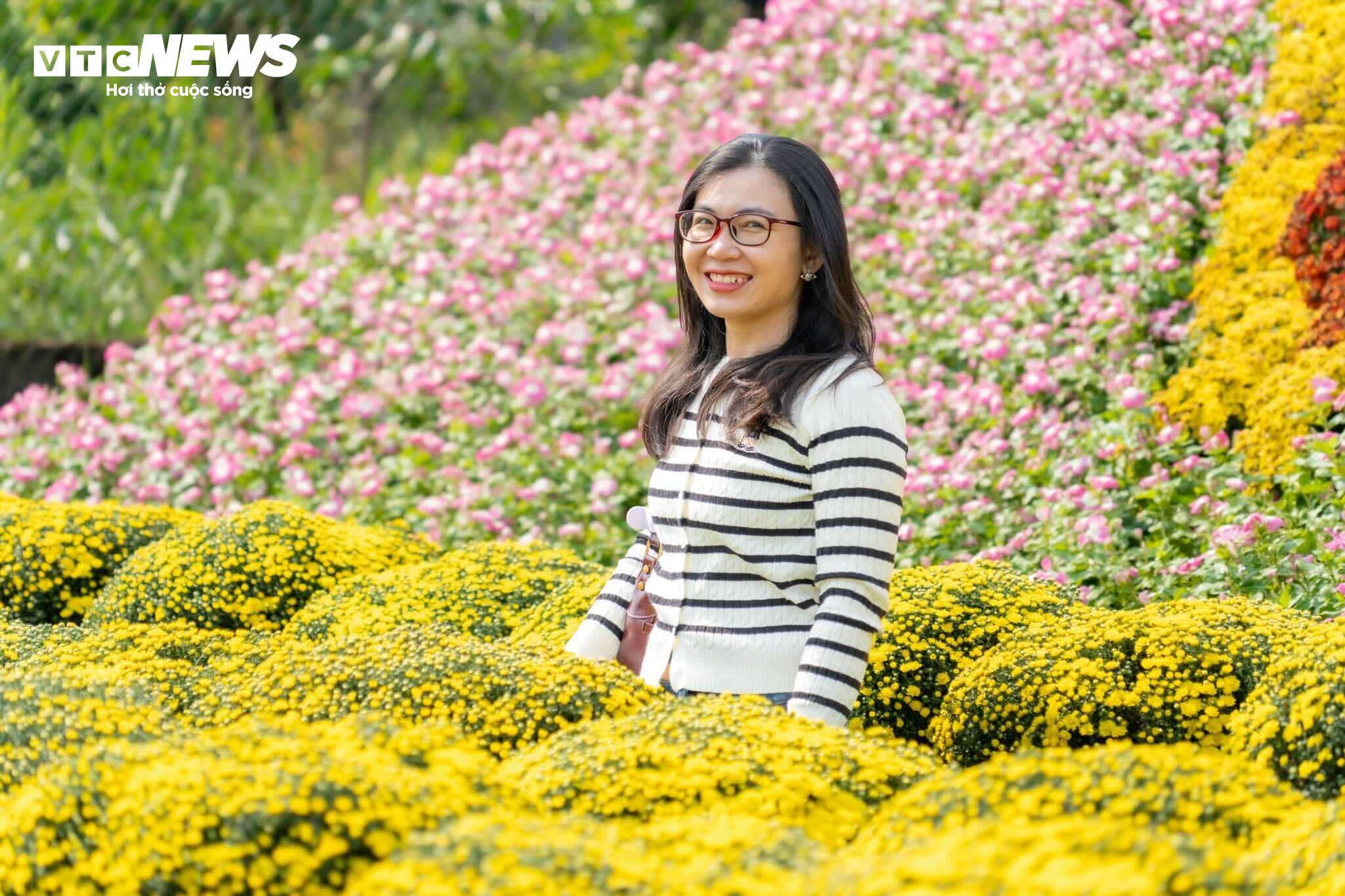 Thủ phủ hoa lớn nhất miền Tây bừng sắc, du khách tranh thủ 'check -in' - 16