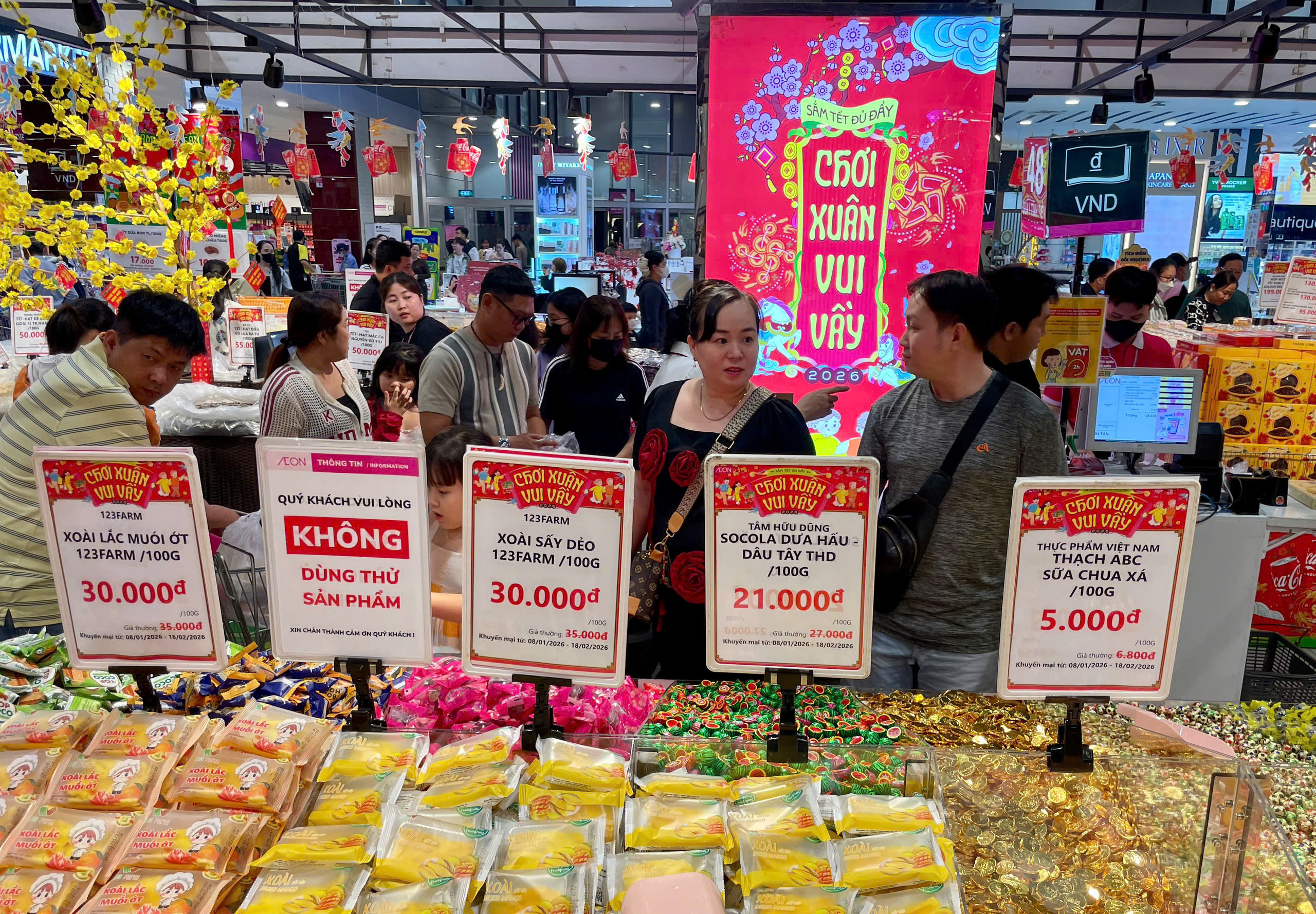 Siêu thị ở TP.HCM tung khuyến mãi ồ ạt, người dân tranh thủ sắm Tết sớm - 3
