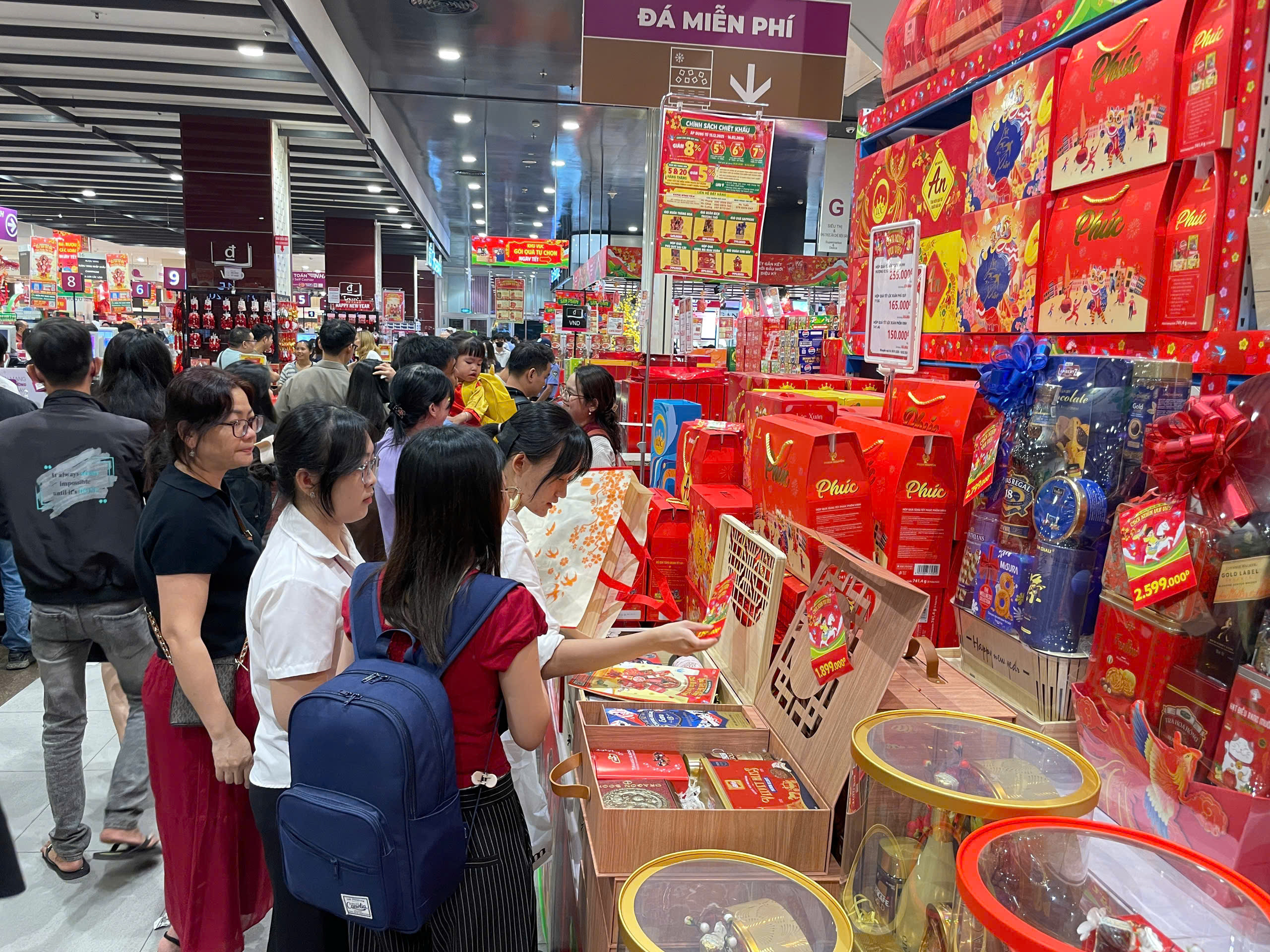 Siêu thị ở TP.HCM tung khuyến mãi ồ ạt, người dân tranh thủ sắm Tết sớm - 15