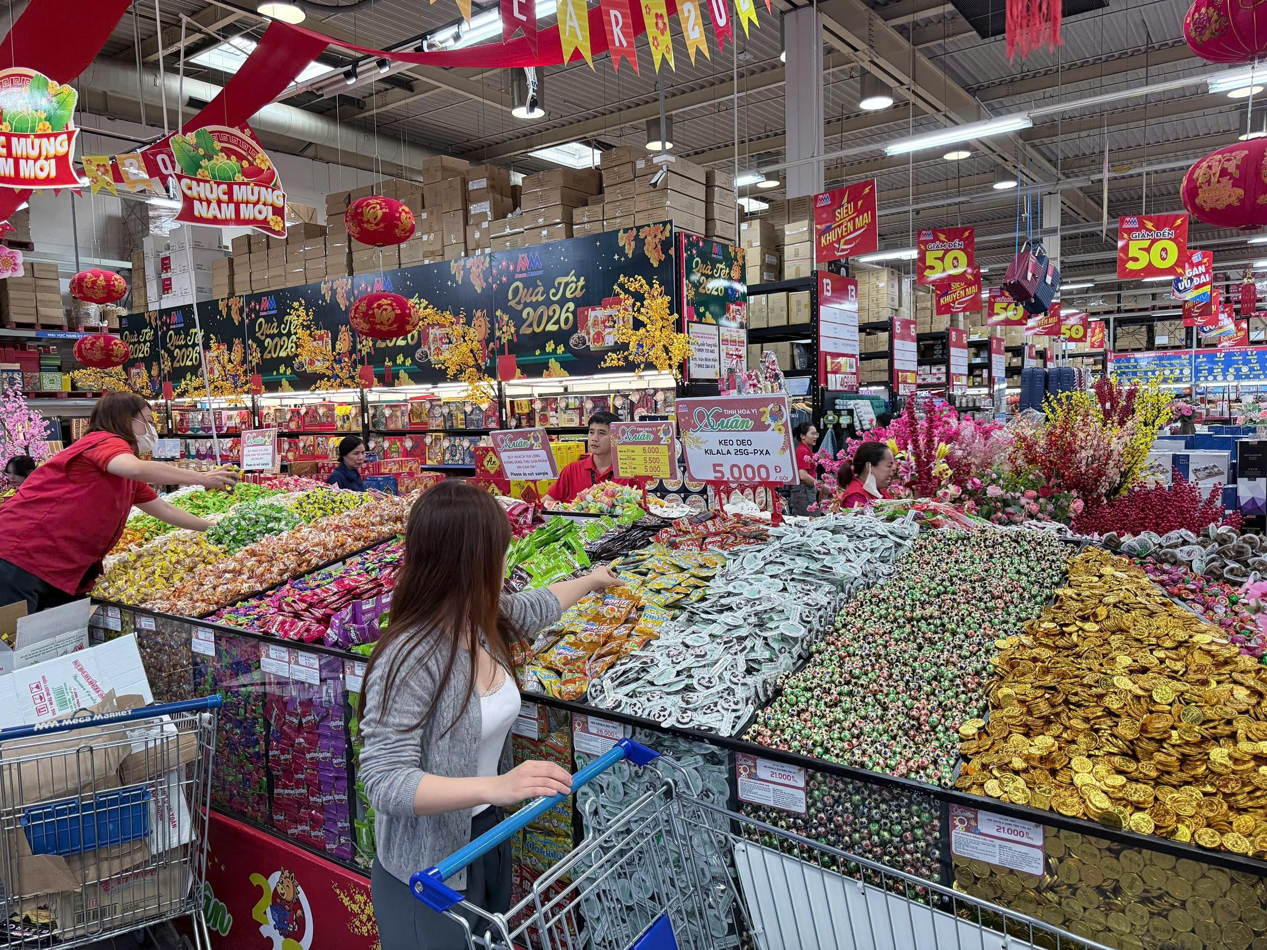Siêu thị ở TP.HCM tung khuyến mãi ồ ạt, người dân tranh thủ sắm Tết sớm - 2