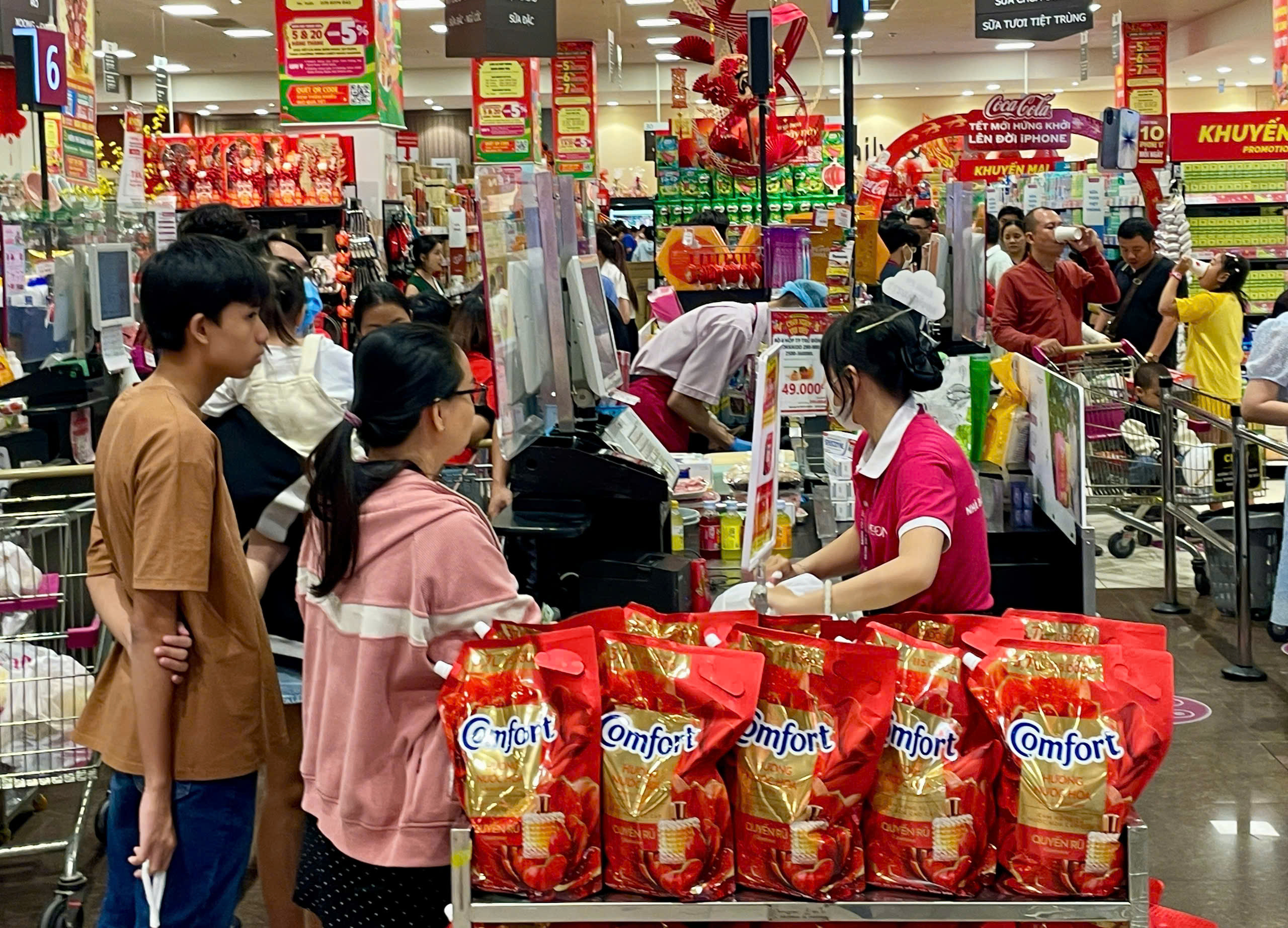 Siêu thị ở TP.HCM tung khuyến mãi ồ ạt, người dân tranh thủ sắm Tết sớm - 9