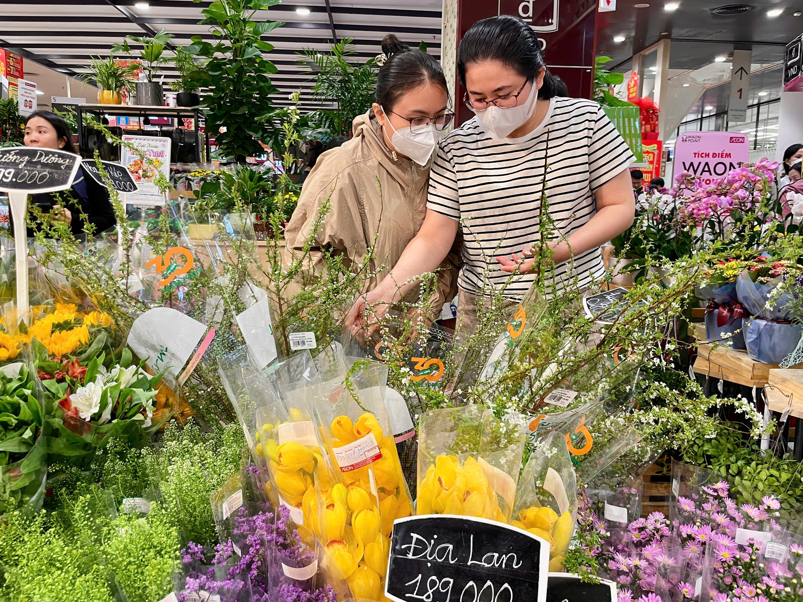 Siêu thị ở TP.HCM tung khuyến mãi ồ ạt, người dân tranh thủ sắm Tết sớm - 18